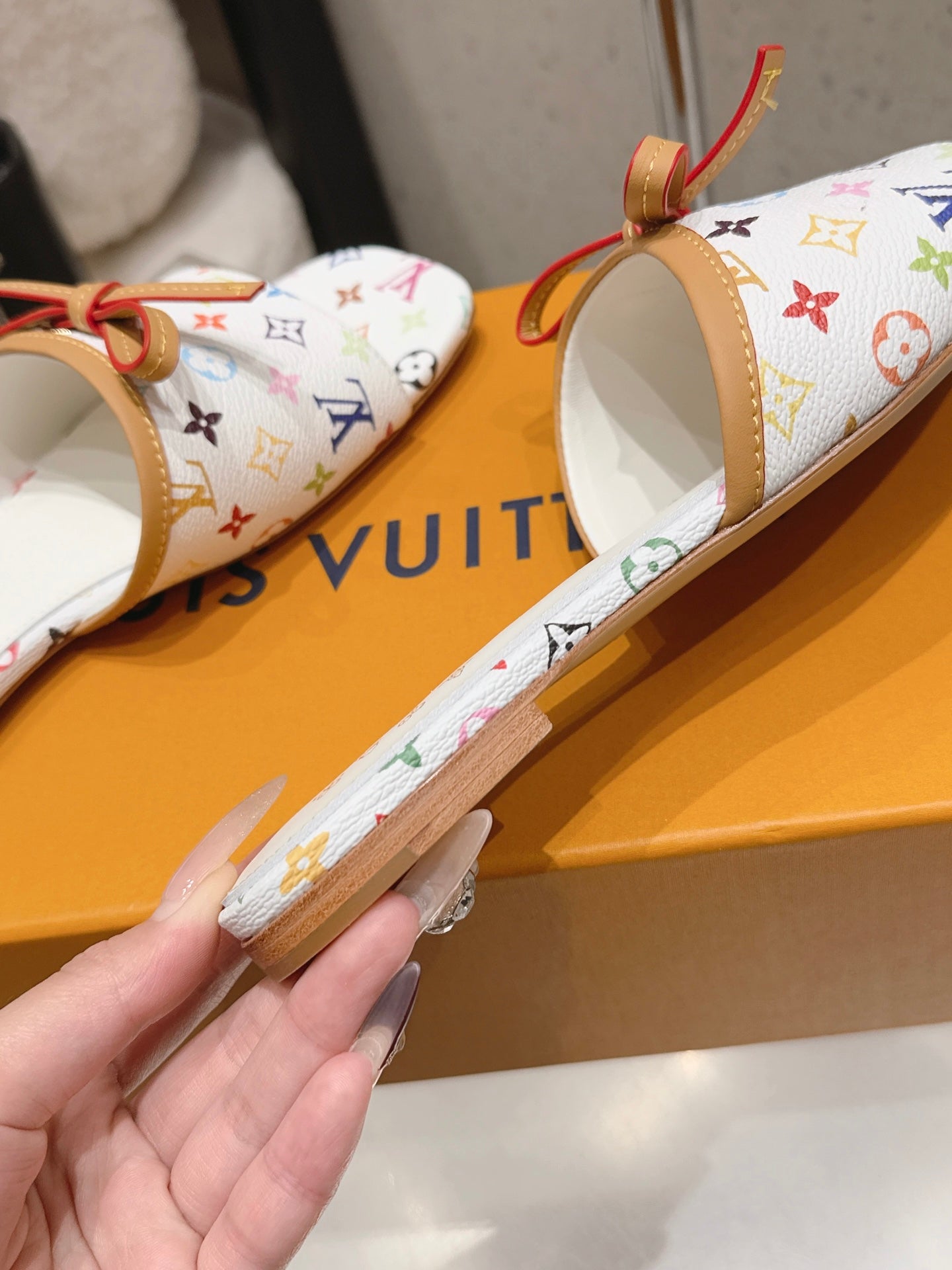 LV 26S FLAT MULE SANDALS IN WHITE MULTICOLOR MONOGRAM CANVAS WITH CALFSKIN BOW