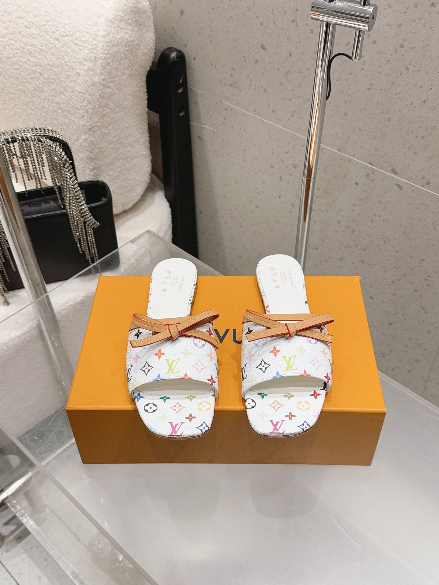 LV 26S FLAT MULE SANDALS IN WHITE MULTICOLOR MONOGRAM CANVAS WITH CALFSKIN BOW