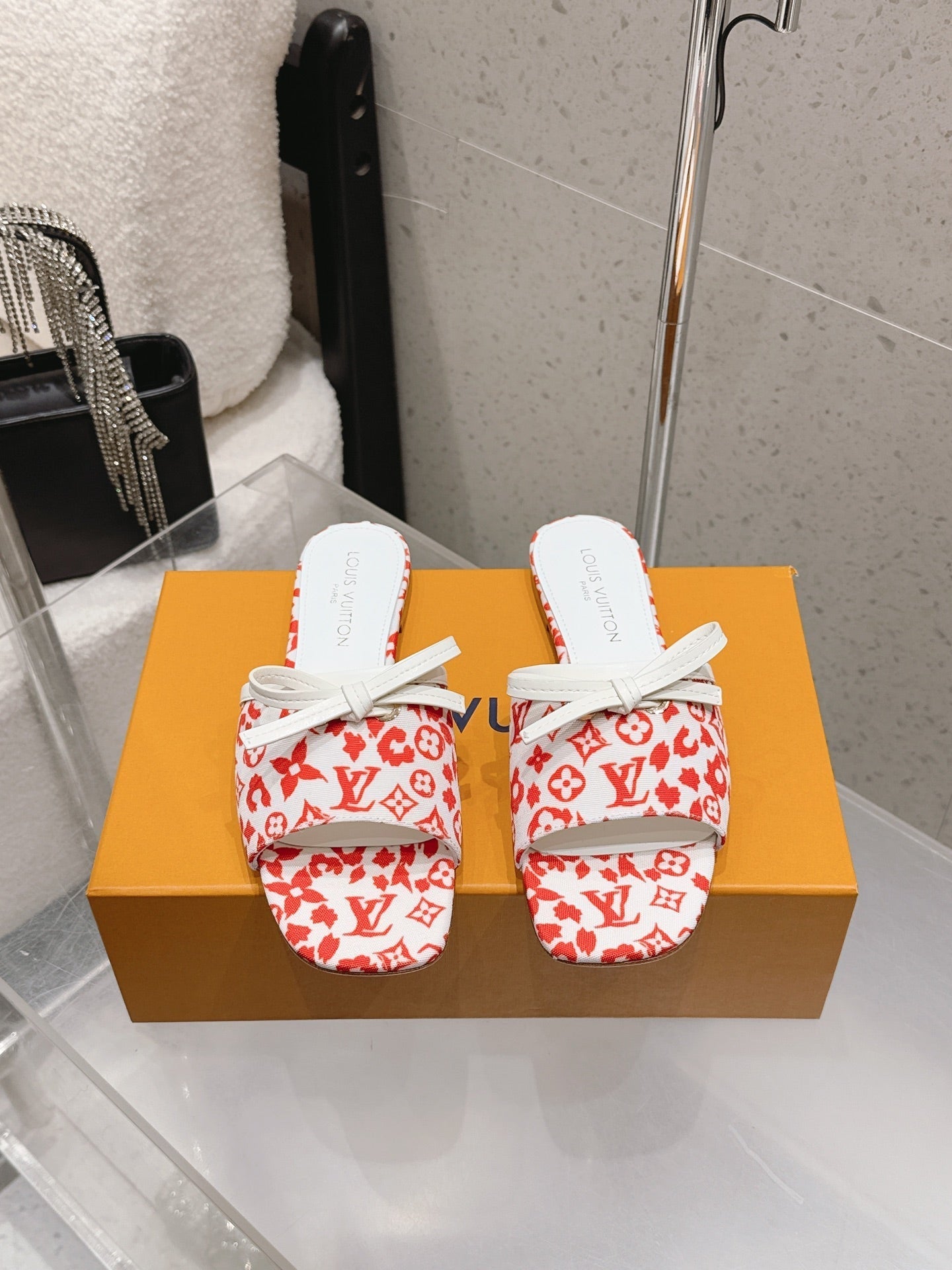 LV 26S FLAT MULE SANDALS IN WHITE RED MONOGRAM CANVAS WITH CALFSKIN BOW