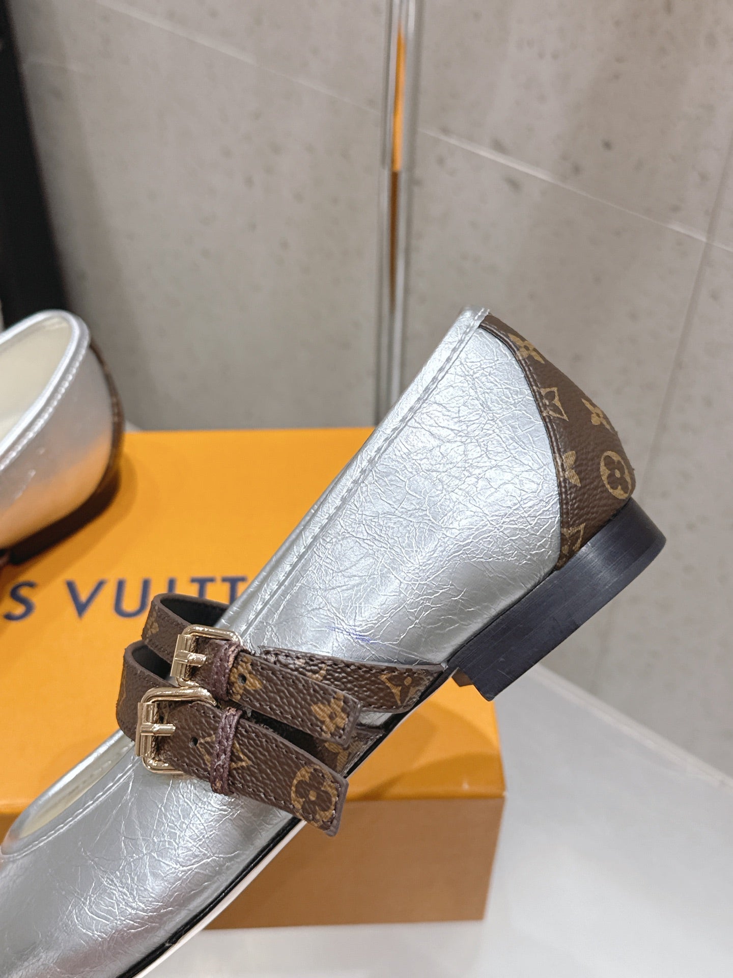 LV 26S MARY JANE FLATS IN SILVER CRINKLED CALFSKIN WITH BROWN MONOGRAM STRAP
