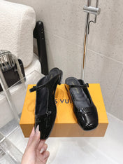 LV 26S FLAT MULES IN BLACK PATENT CALFSKIN