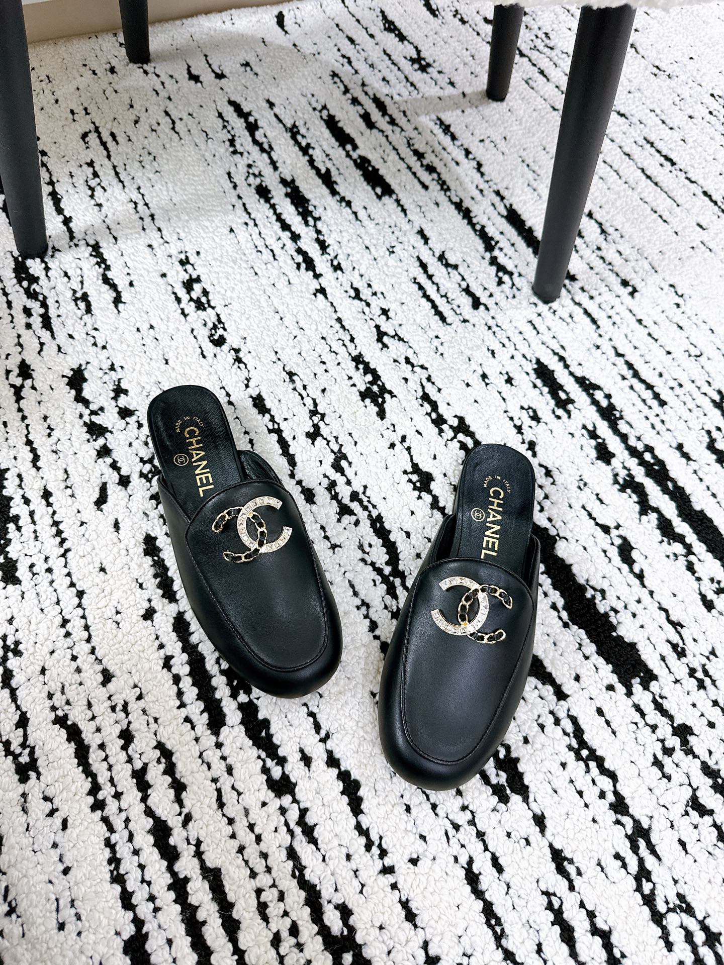 CC FLAT MULE IN BLACK CALFSKIN HARDWARE WITH ROCK MIX CHAIN