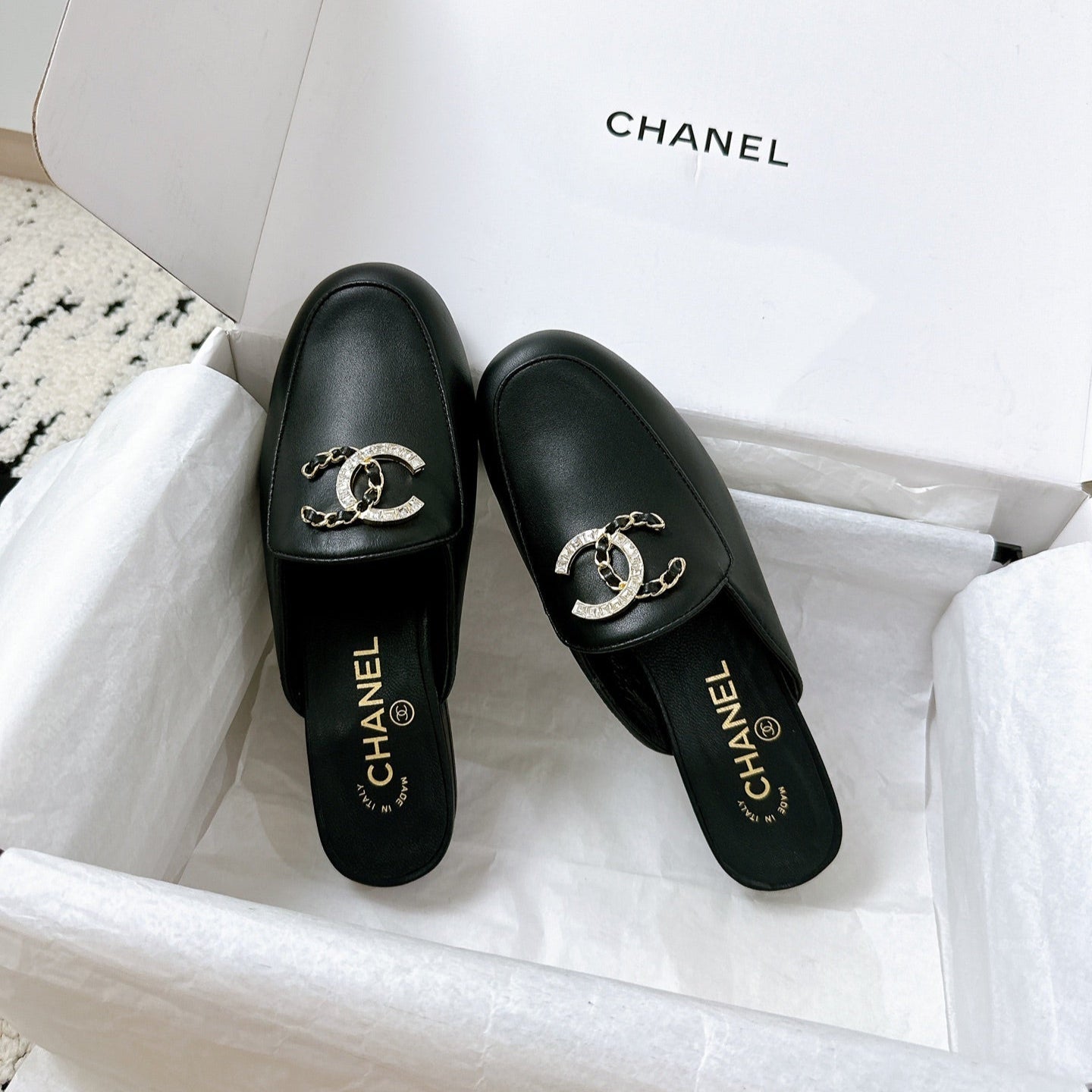 CC FLAT MULE IN BLACK CALFSKIN HARDWARE WITH ROCK MIX CHAIN
