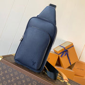 AVENUE SLINGBAG 31 IN NAVY BLUE TAIGA LEATHER