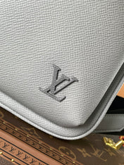 AVENUE SLINGBAG 31 IN GREY TAIGA LEATHER