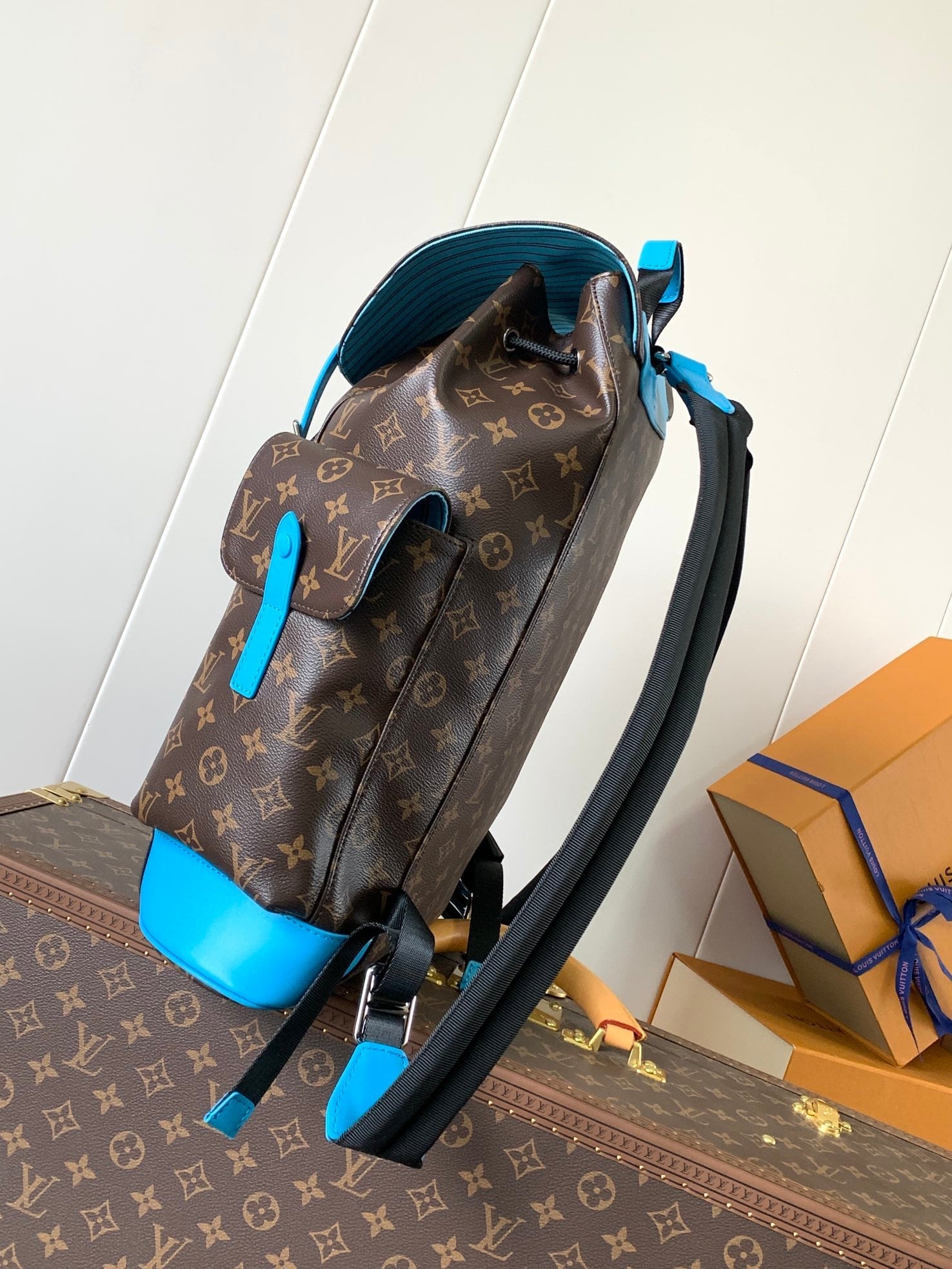 LV 25S CHRISTOPHER BACKPACK 48 IN BROWN AND CAPRI BLUE CANVAS MONOGRAM