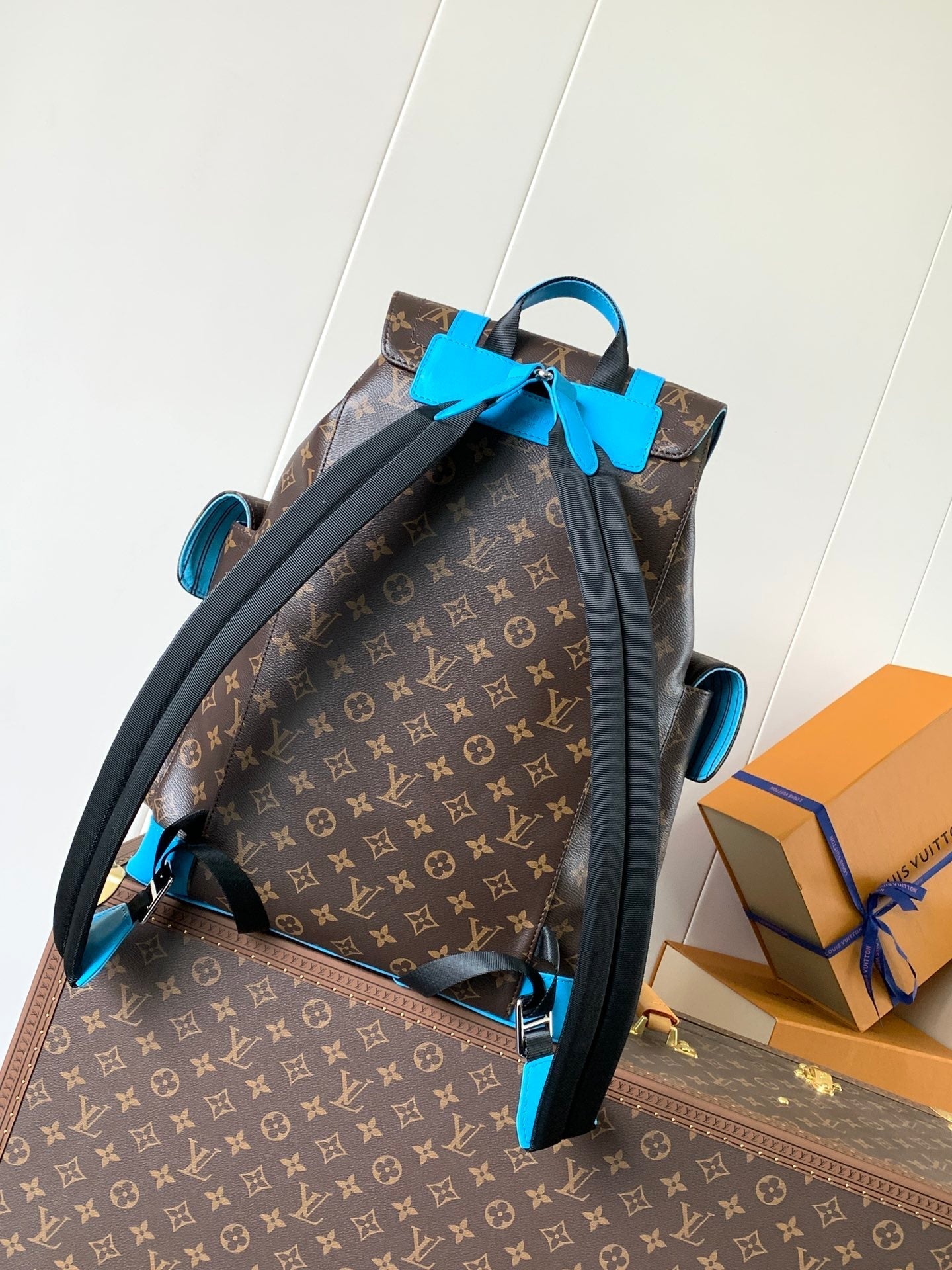 LV 25S CHRISTOPHER BACKPACK 48 IN BROWN AND CAPRI BLUE CANVAS MONOGRAM
