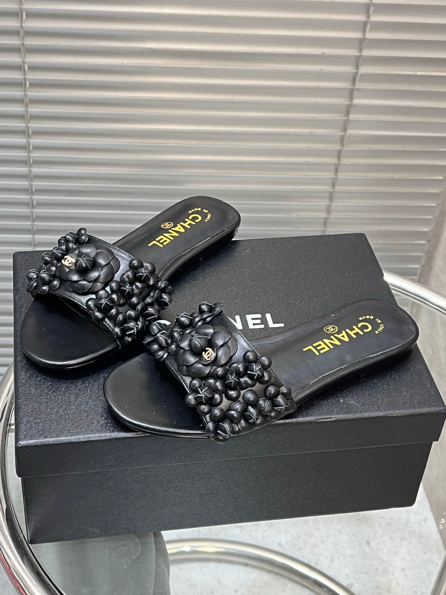 SLIPPERS CAMELLIA IN BLACK CALFSKIN