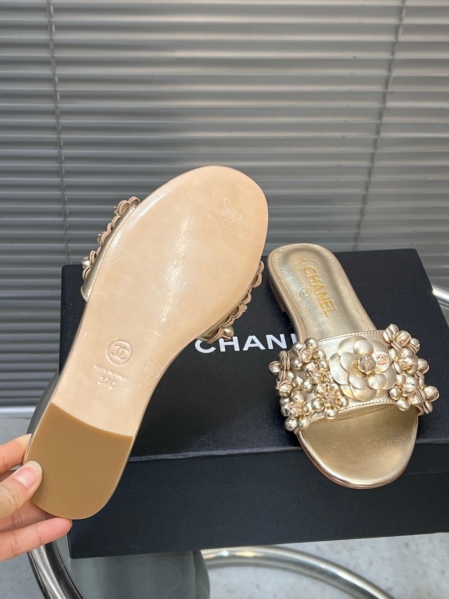 SLIPPERS CAMELLIA IN GOLD PANTENT CALFSKIN