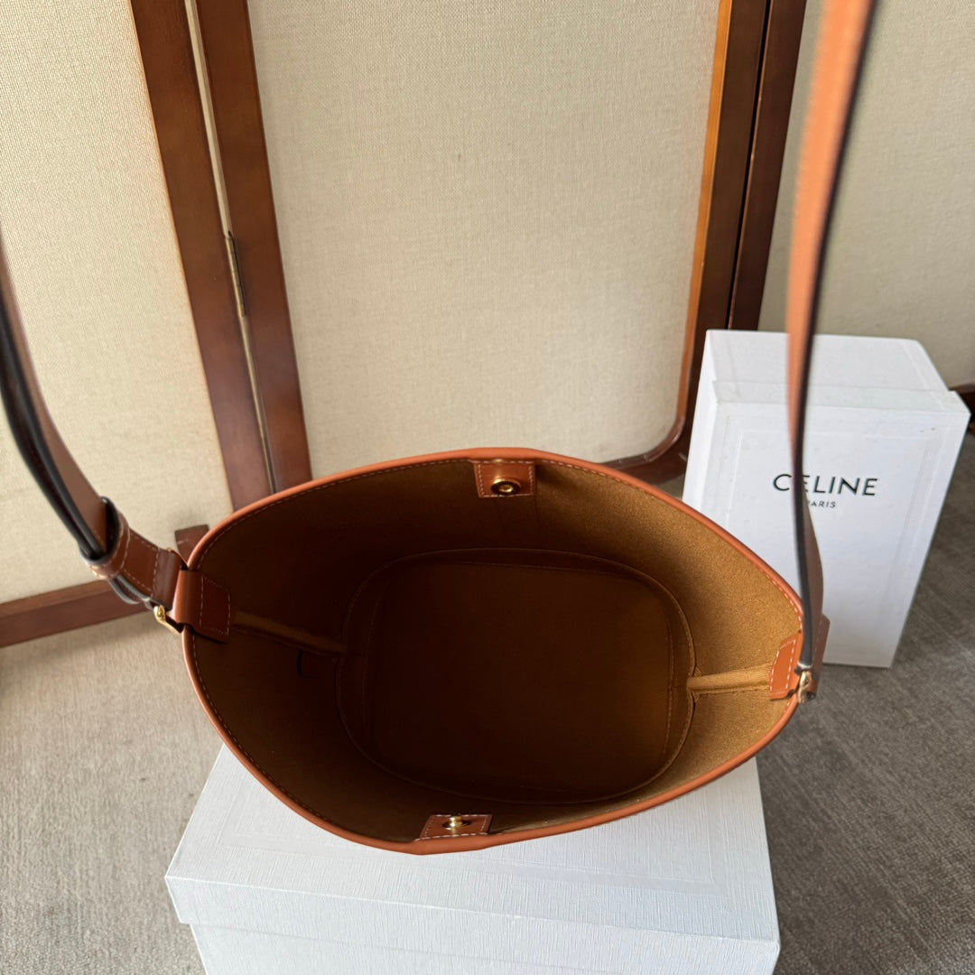BUCKET 30 IN BEIGE TRIOMPHE CANVAS AND RED BROWN CALFSKIN TRIM