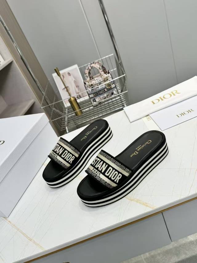 CD DWAY PLATFORM SLIDE IN BLACK AND WHITE COTTON EMBOSSED LOGO
