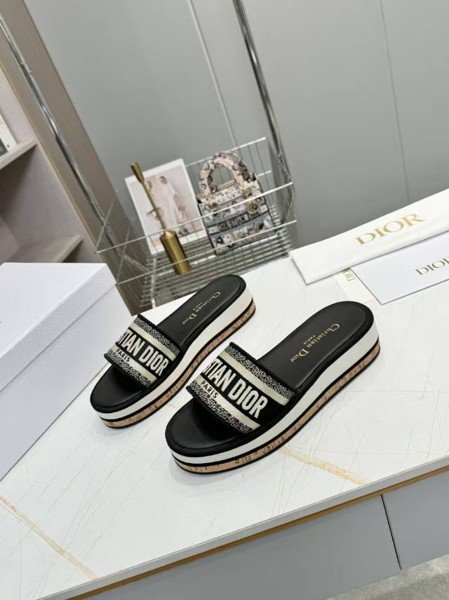 CD DWAY PLATFORM SLIDE IN BLACK AND WHITE COTTON EMBOSSED LOGO