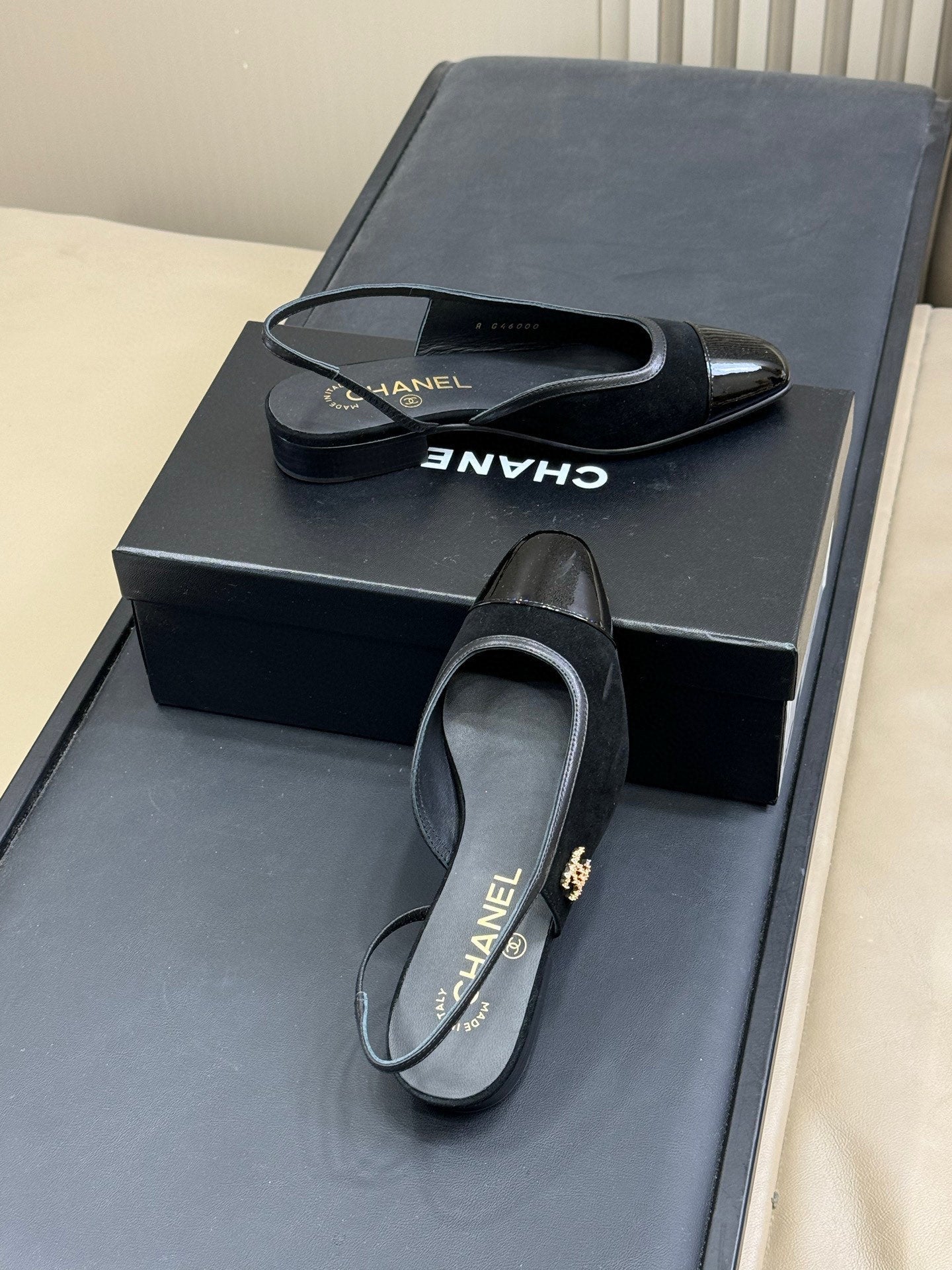 CC SLINGBACK 25S IN BLACK SUEDE AND GLOSSY LEATHER WITH LOGO