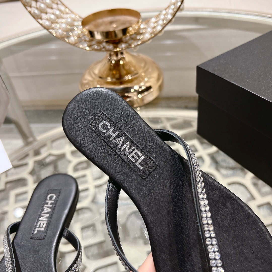 RHINESTONES THONG SANDAL IN BLACK LAMBSKIN