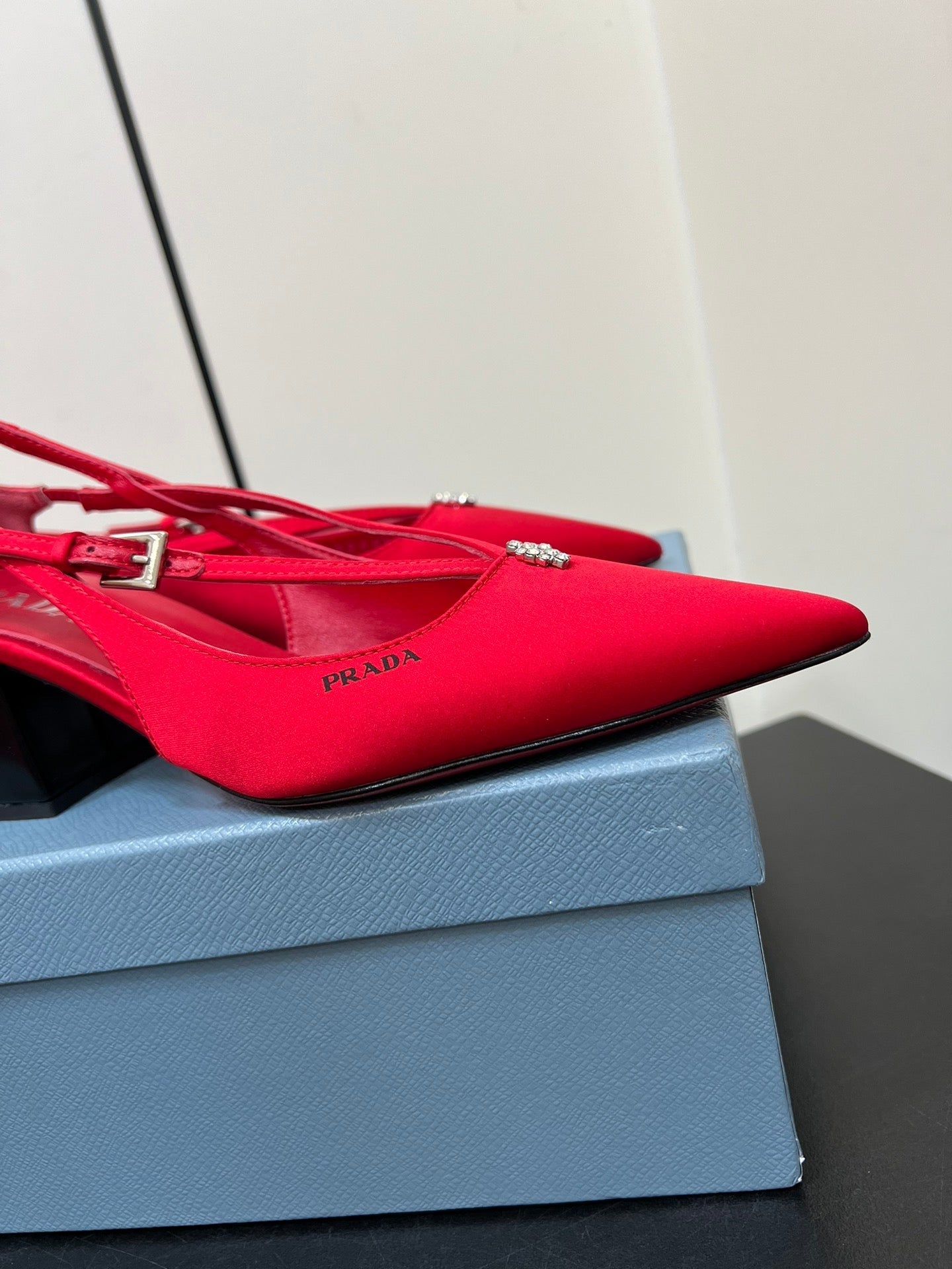 CUT-OUT PUMPS WITH BEAD BUCKLE IN CLASSIC RED SATIN