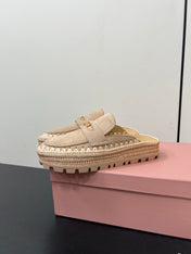 MULES SLIPPERS IN BEIGE SUEDE WITH GOLD COIN