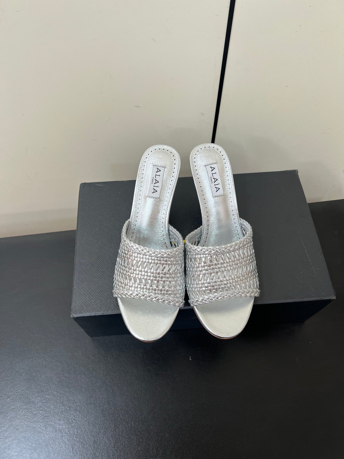 ALAIA HIGH HEEL 25S 70 MM IN SILVER LAMBSKIN WITH WOVEN PATTERN