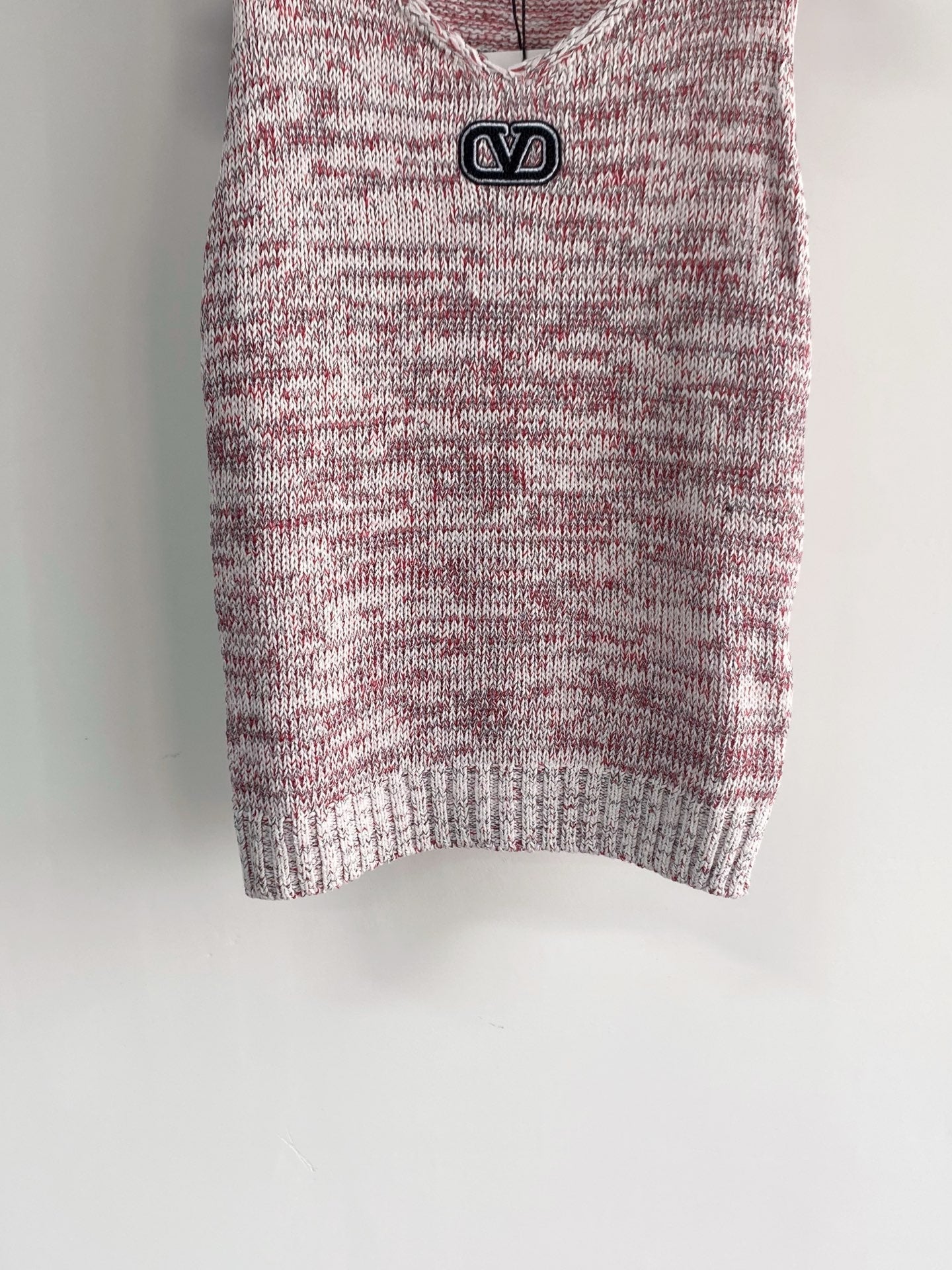 VALENTINO 26S SLEEVELESS SWEATER STYLE 110