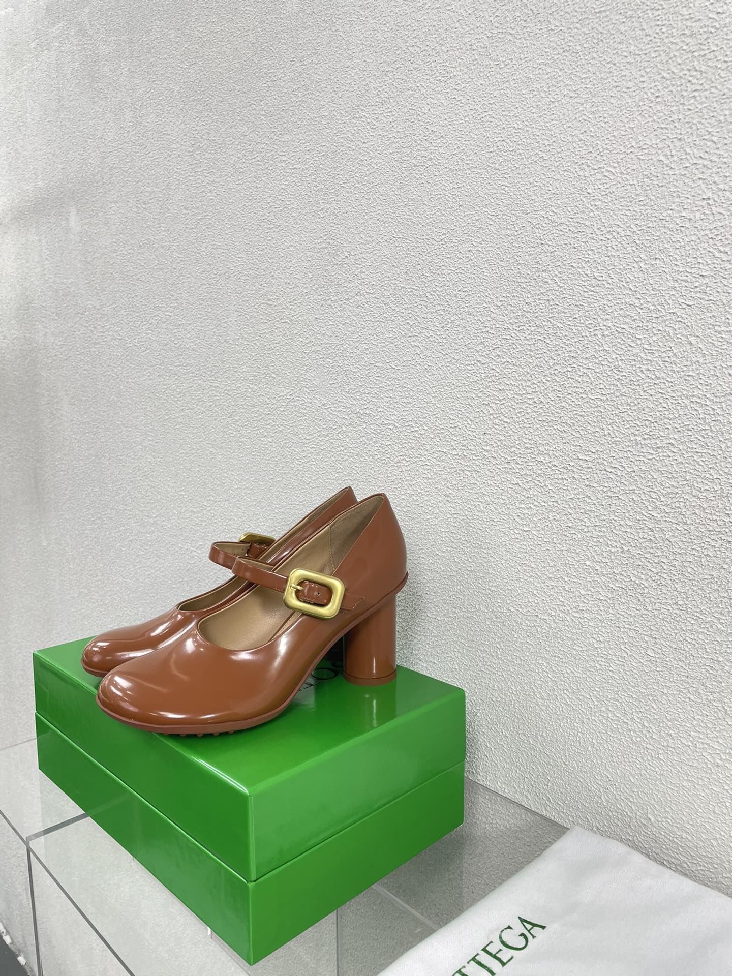 ATOMIC MARY-JANE PUMP 9 CM IN BRONZE BROWN CALFSKIN