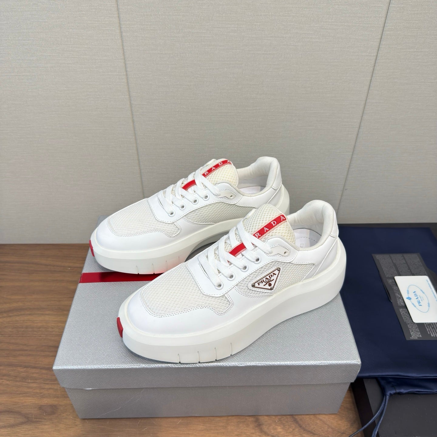 PRADA 25S SPORTY STYLE MEN SNEAKERS LOGO 45MM IN WHITE AND RED CALFSKIN