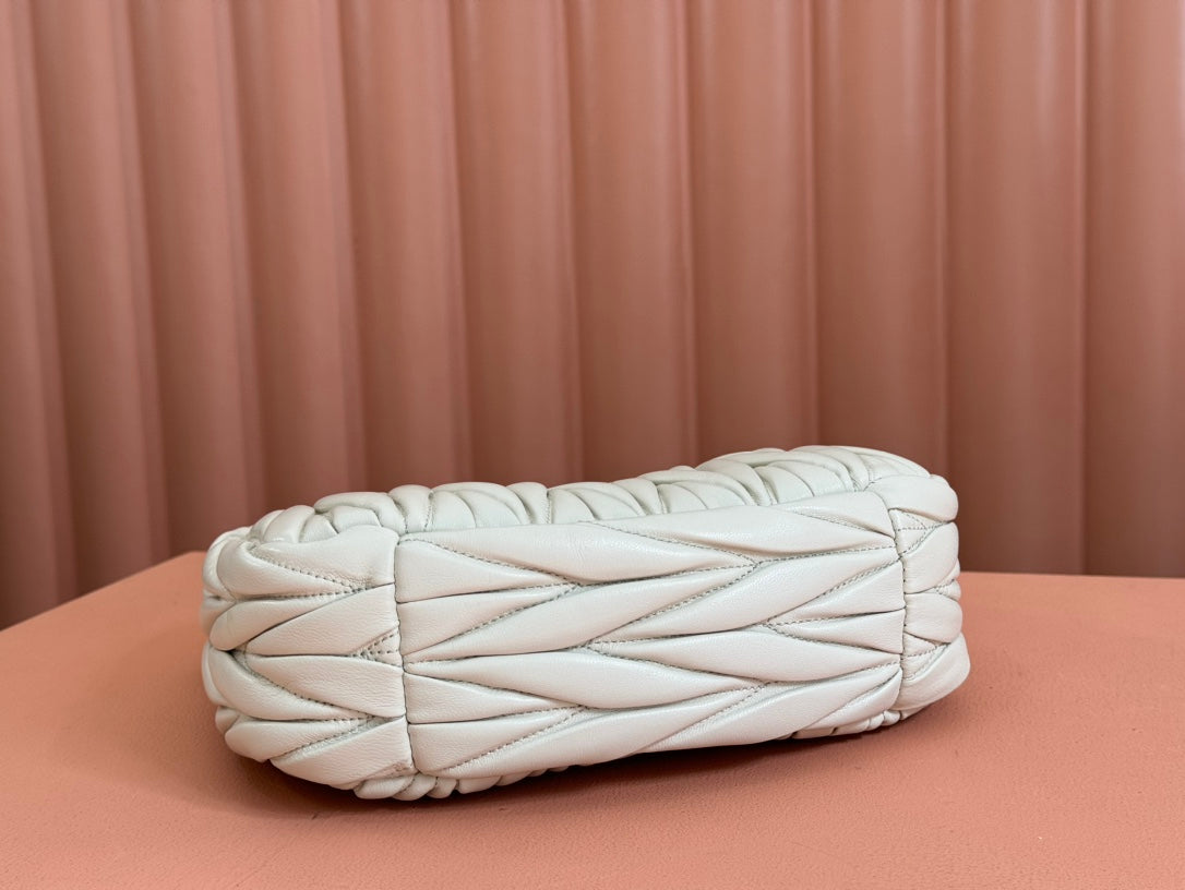 WANDER MATELASSÉ HANDBAG 23 IN WHITE LAMBSKIN
