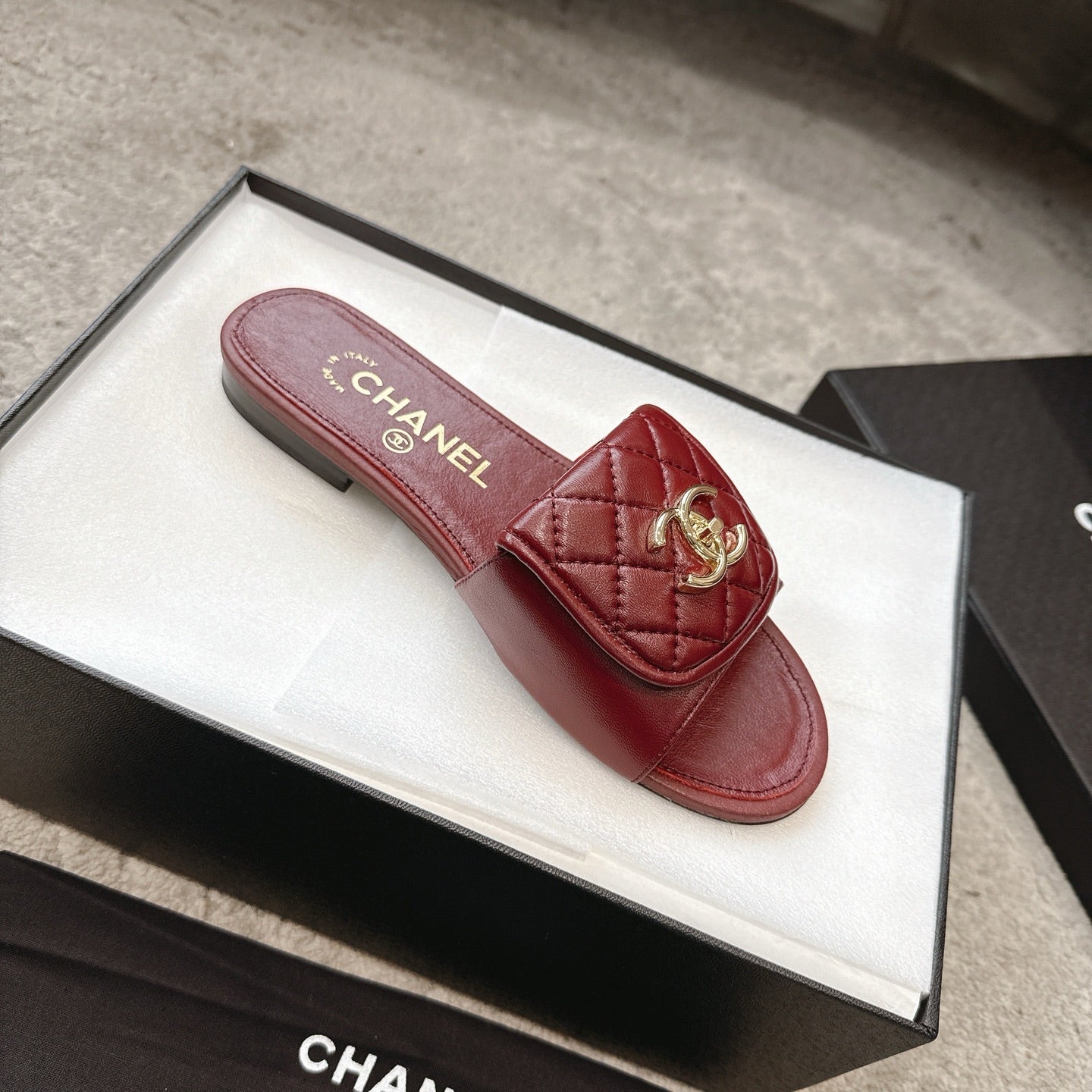 PLATFORM SLIPPERS LOGO IN RUBY RED LAMBSKIN