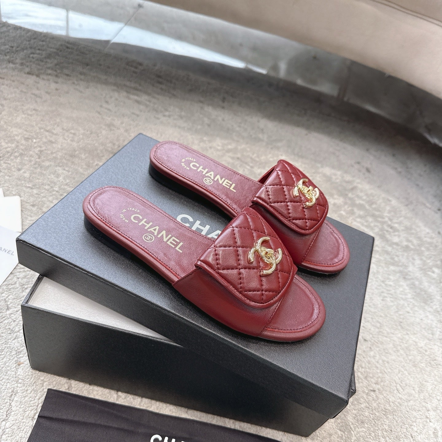 PLATFORM SLIPPERS LOGO IN RUBY RED LAMBSKIN
