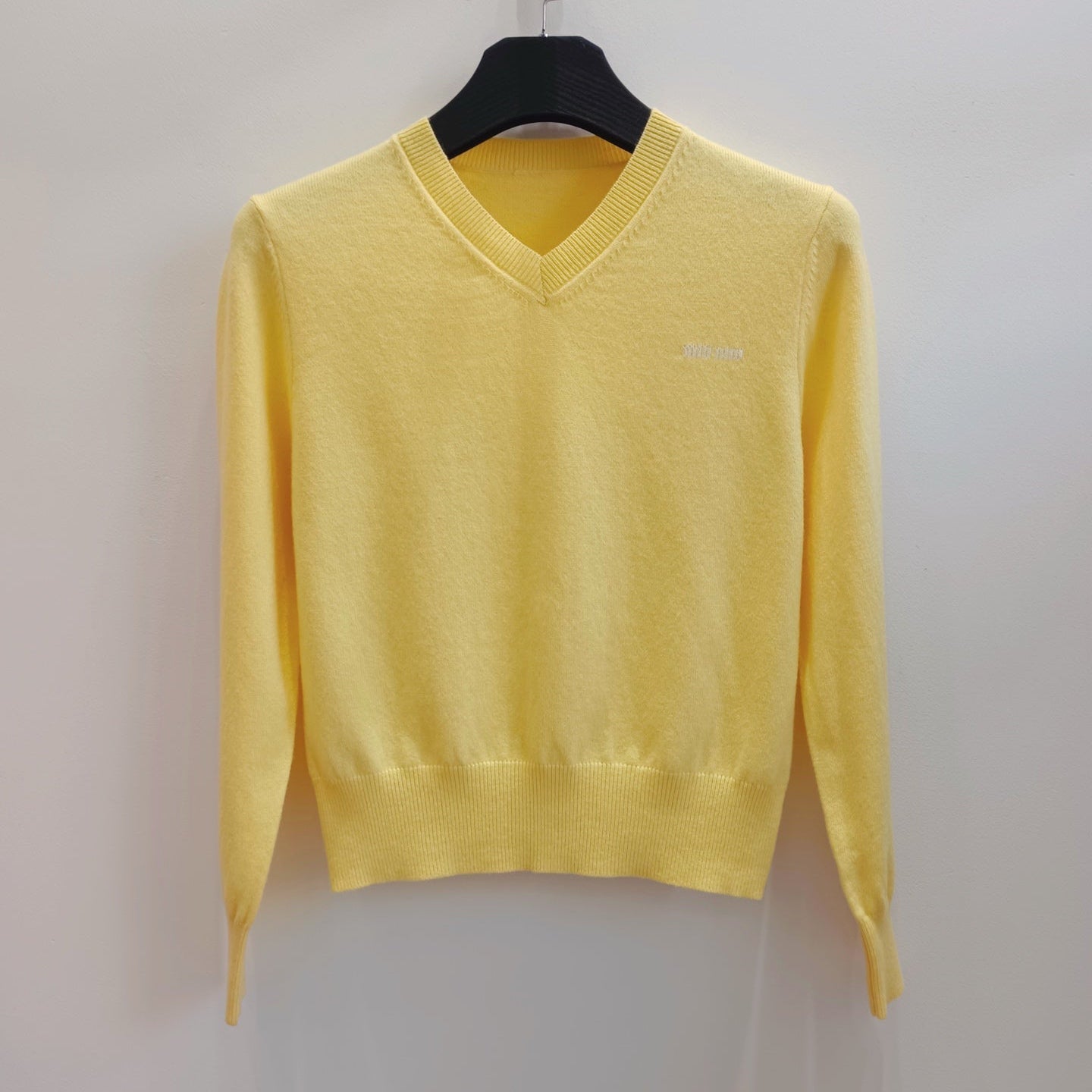 MIUMIU 26S V-NECK KNIT SWEATER 1569