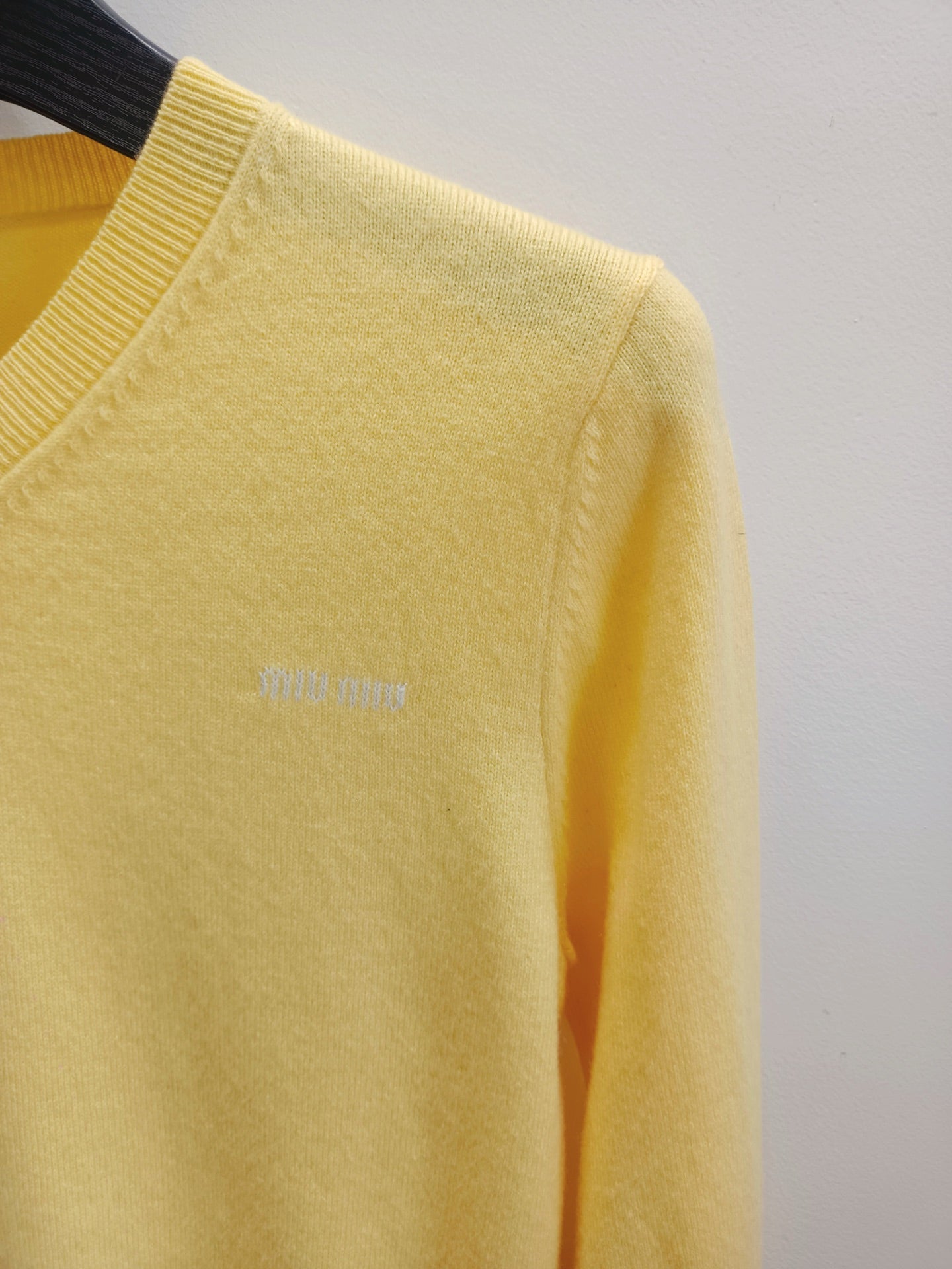 MIUMIU 26S V-NECK KNIT SWEATER 1569