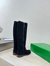 KNEE HIGH BOOT IN BLACK SUEDE