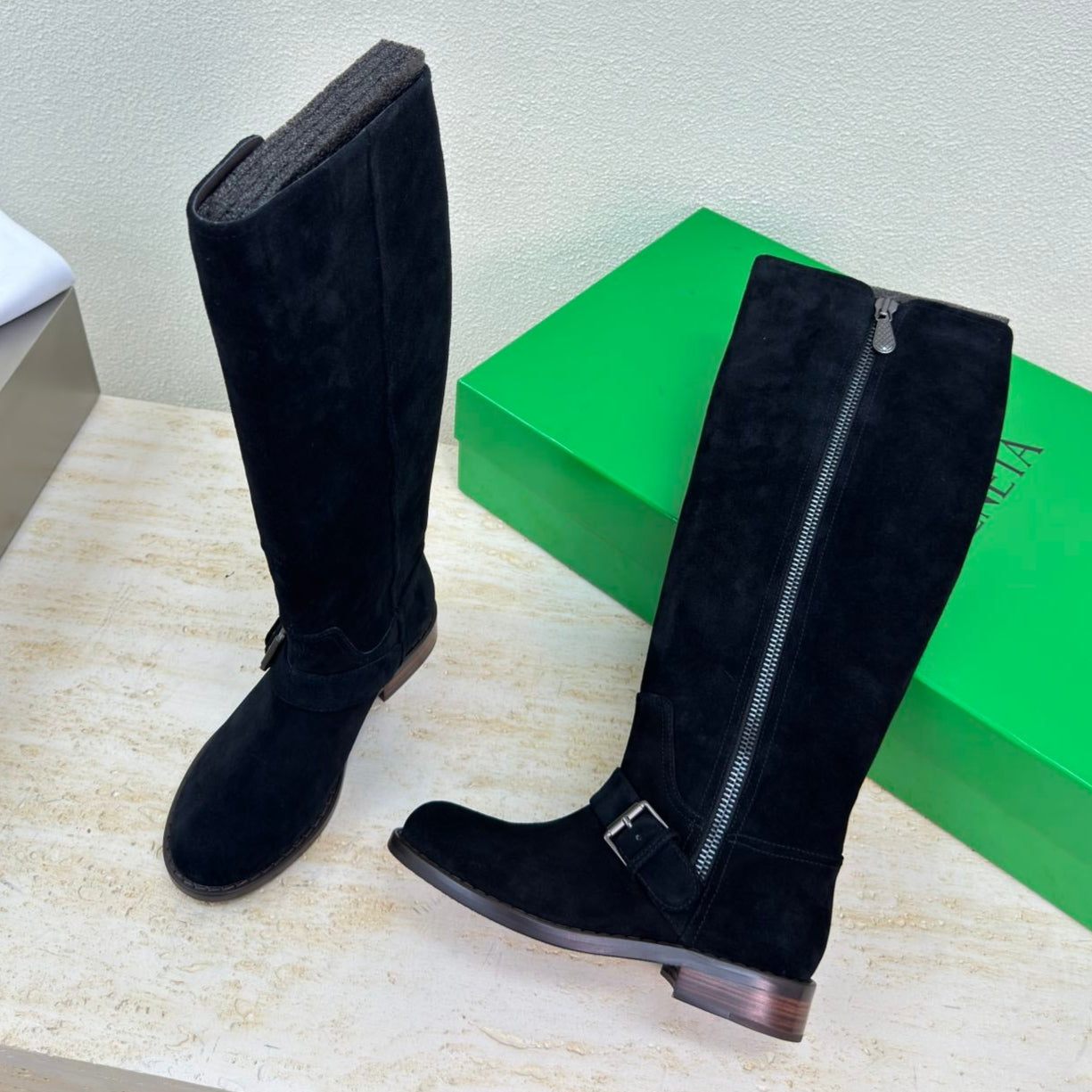 KNEE HIGH BOOT IN BLACK SUEDE