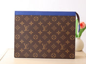 LV 25S POCHETTE VOYAGE 26 IN INDIGO BLUE MONOGRAM MACASSAR COATED CANVAS