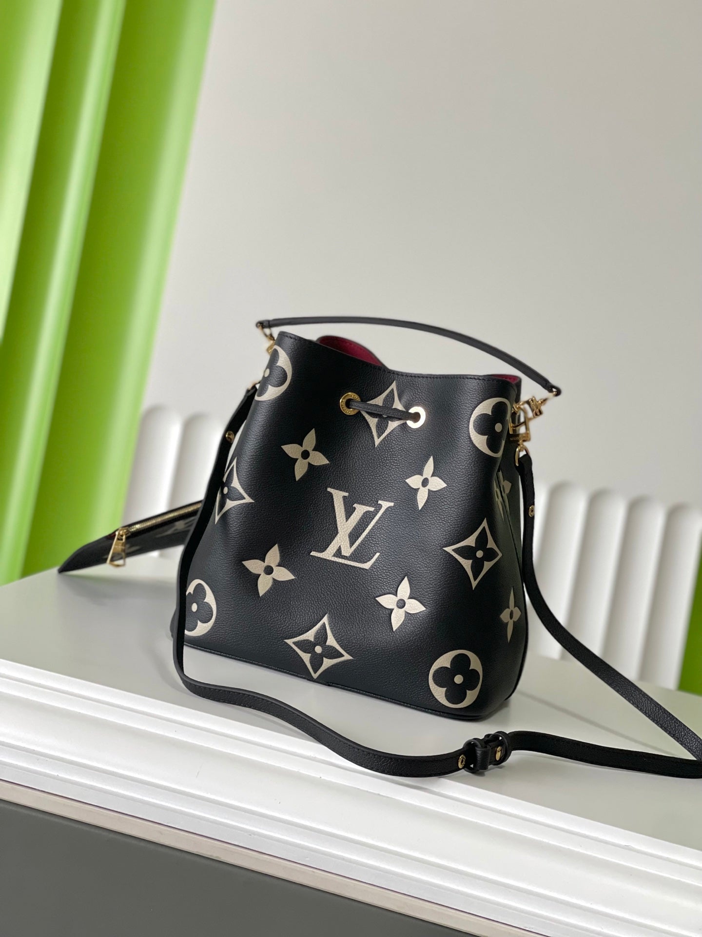 CRAFTY NEONOE 26 IN BLACK AND CREAM BICOLOR EMPREINTE CALFSKIN
