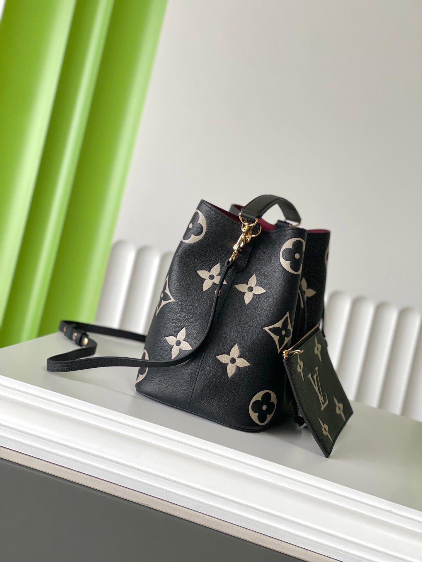CRAFTY NEONOE 26 IN BLACK AND CREAM BICOLOR EMPREINTE CALFSKIN