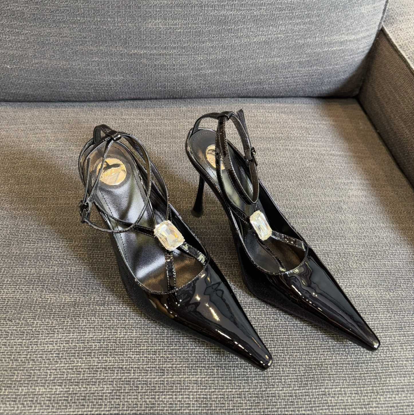 HIGH SANDAL ATTACHED GEM IN BLACK GLOSSY CALFSKIN