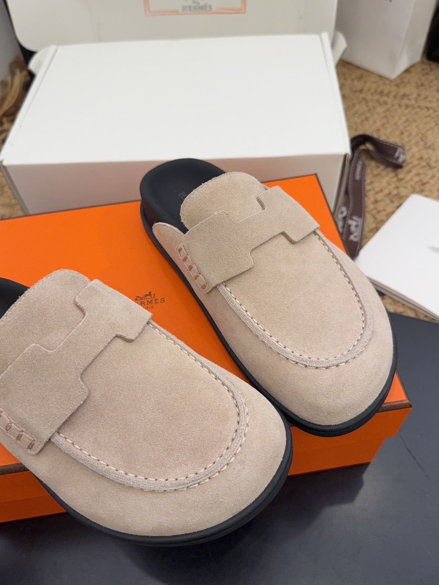 HM 25S MULE IN BEIGE SUEDE