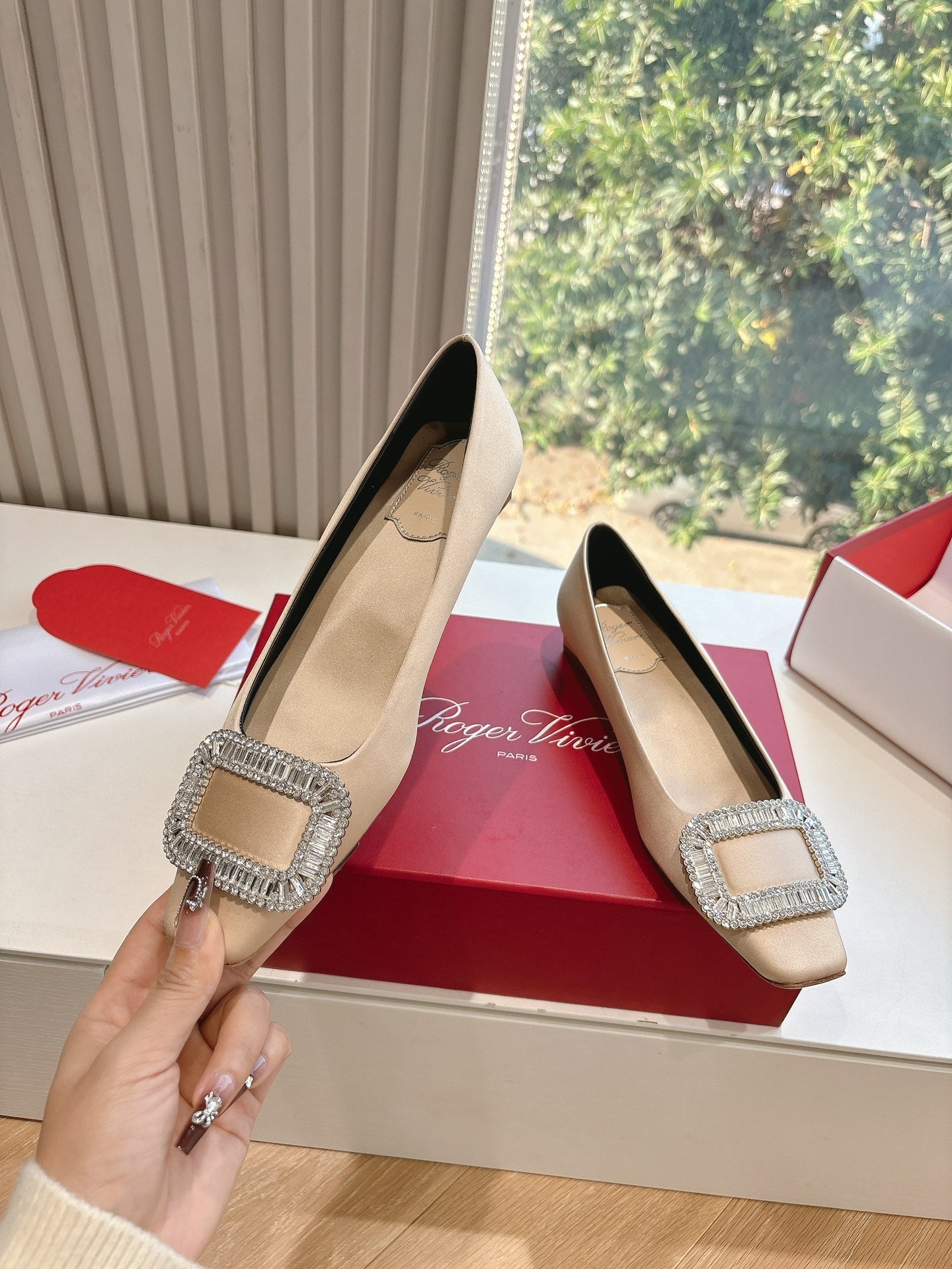BELLE VIVIER BALLERINAS IN BEIGE SILK