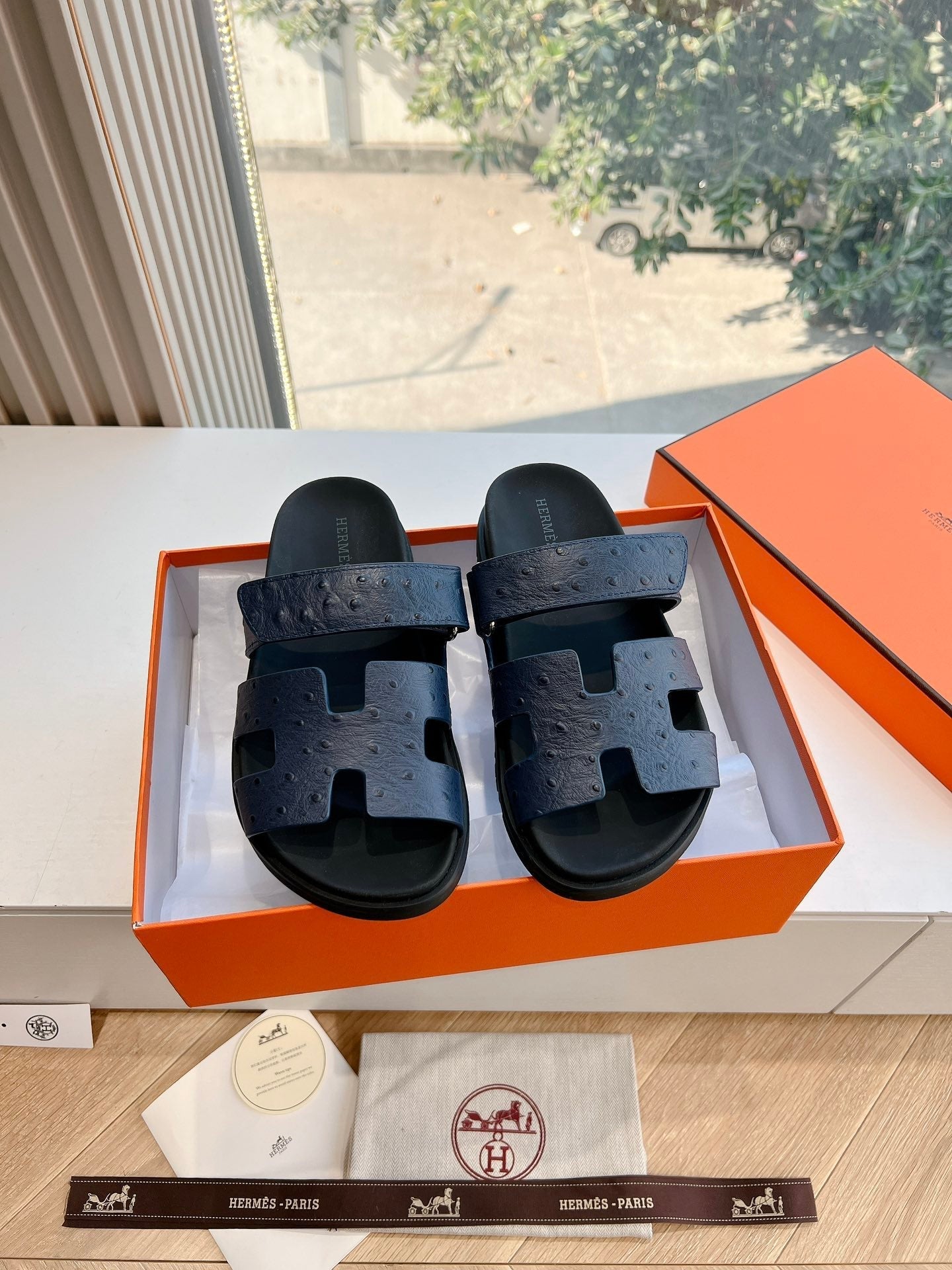 CHYPRE SANDAL IN NAVY BLUE GRAINED CALFSKIN