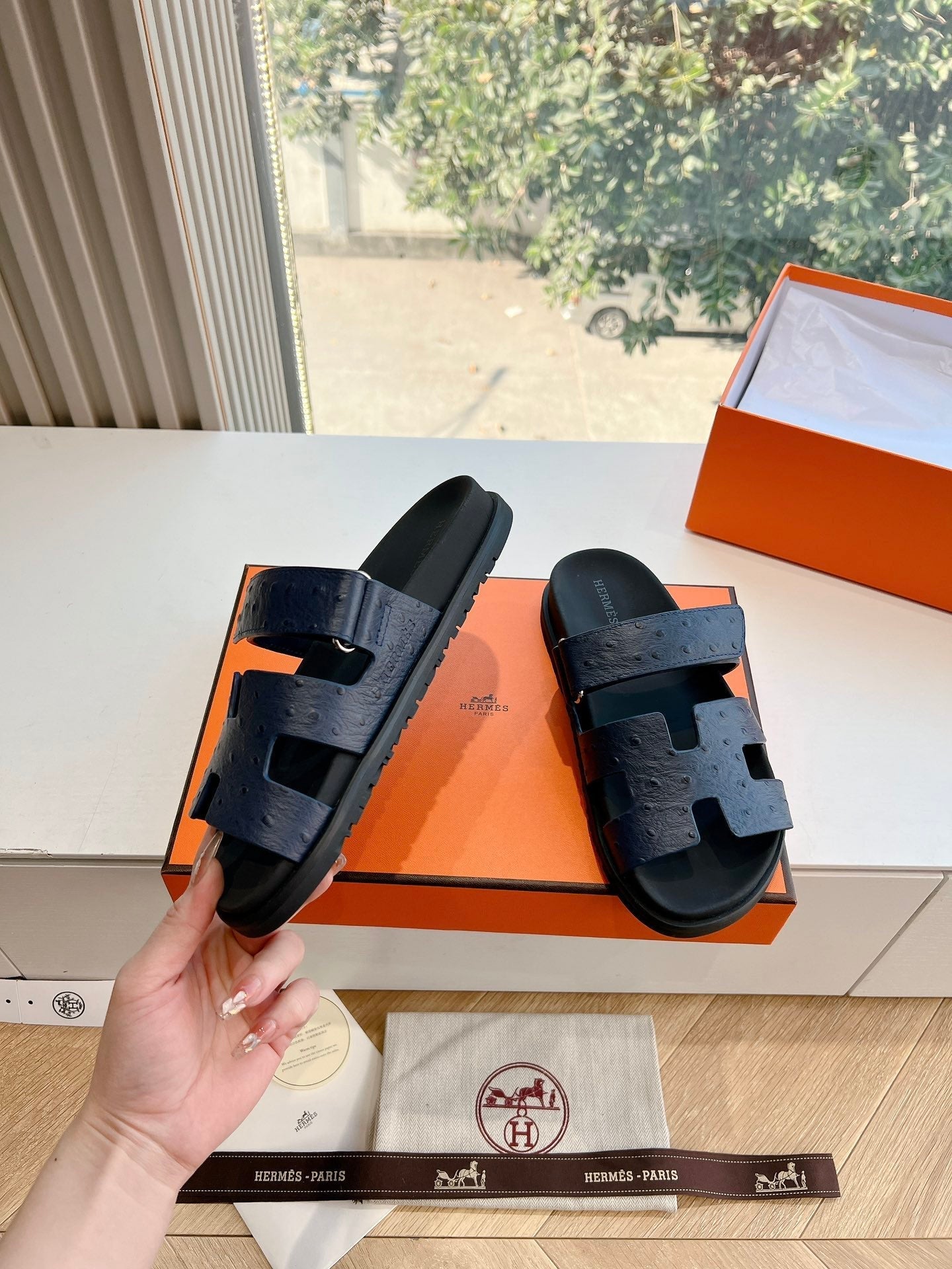 CHYPRE SANDAL IN NAVY BLUE GRAINED CALFSKIN