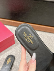 VLOGO CUT-OUT BLACK CALFSKIN SLIDE SANDAL