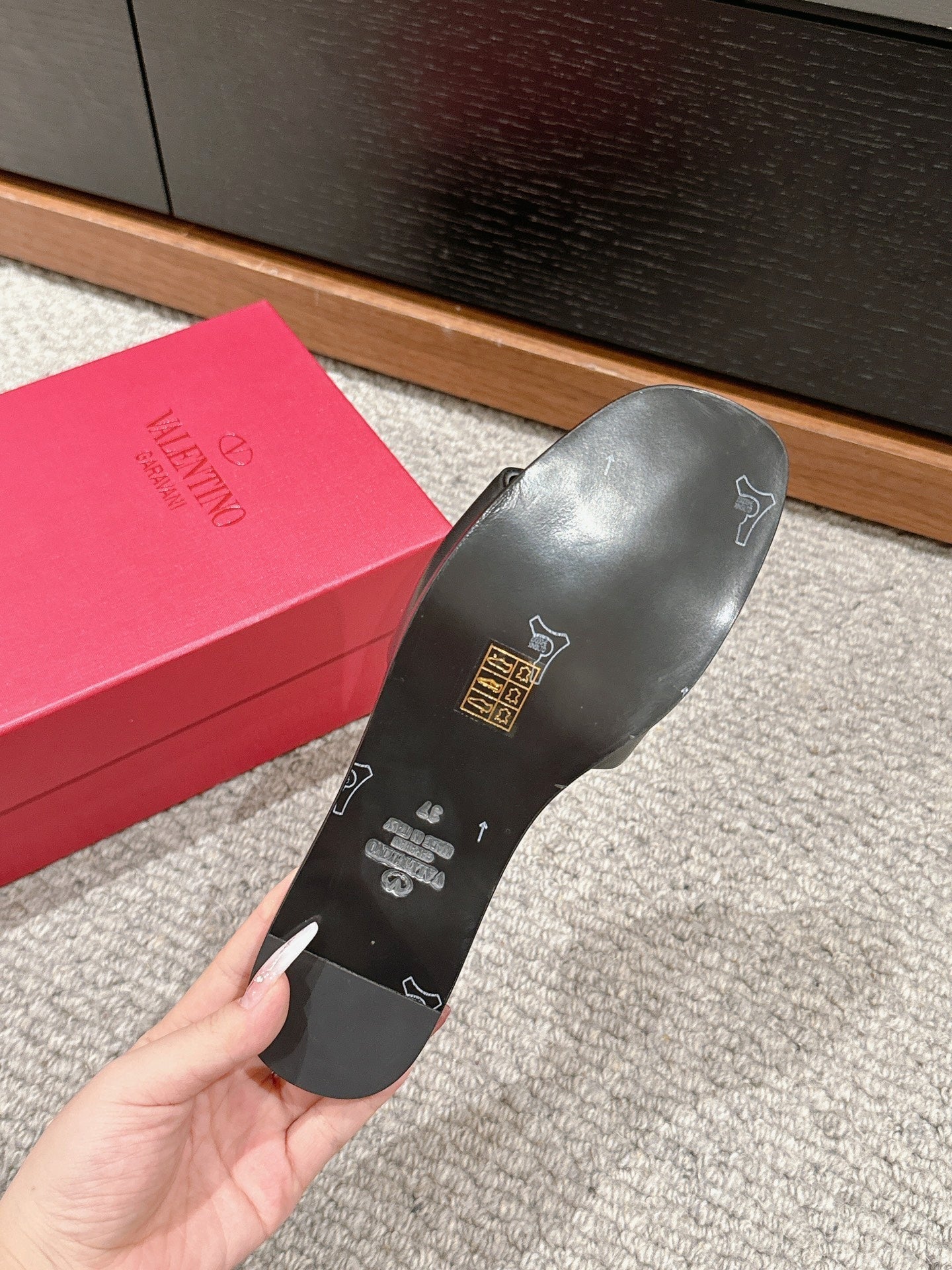 VLOGO CUT-OUT BLACK CALFSKIN SLIDE SANDAL