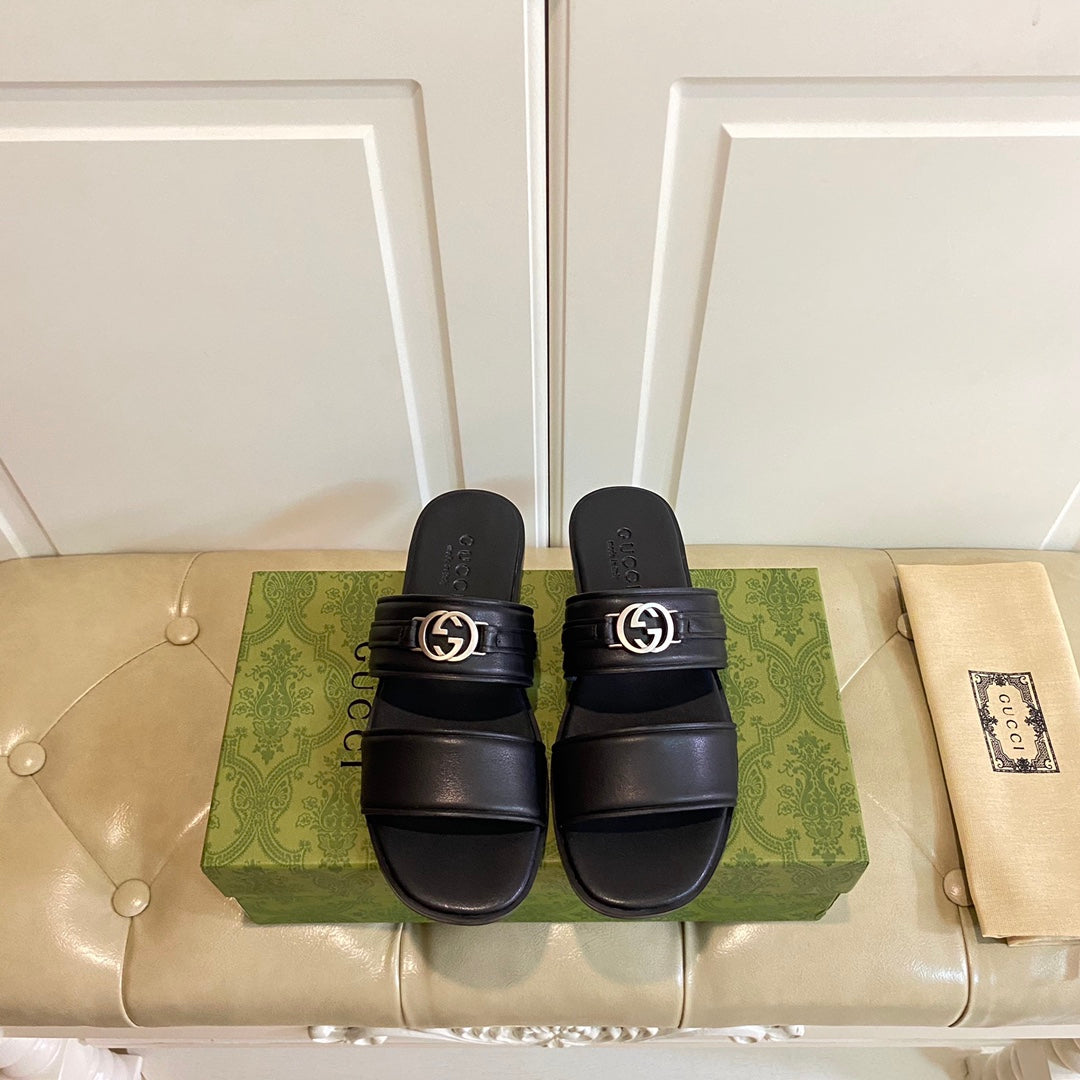GG SANDAL WITH ROUND INTERLOCKING G IN BLACK CALFSKIN