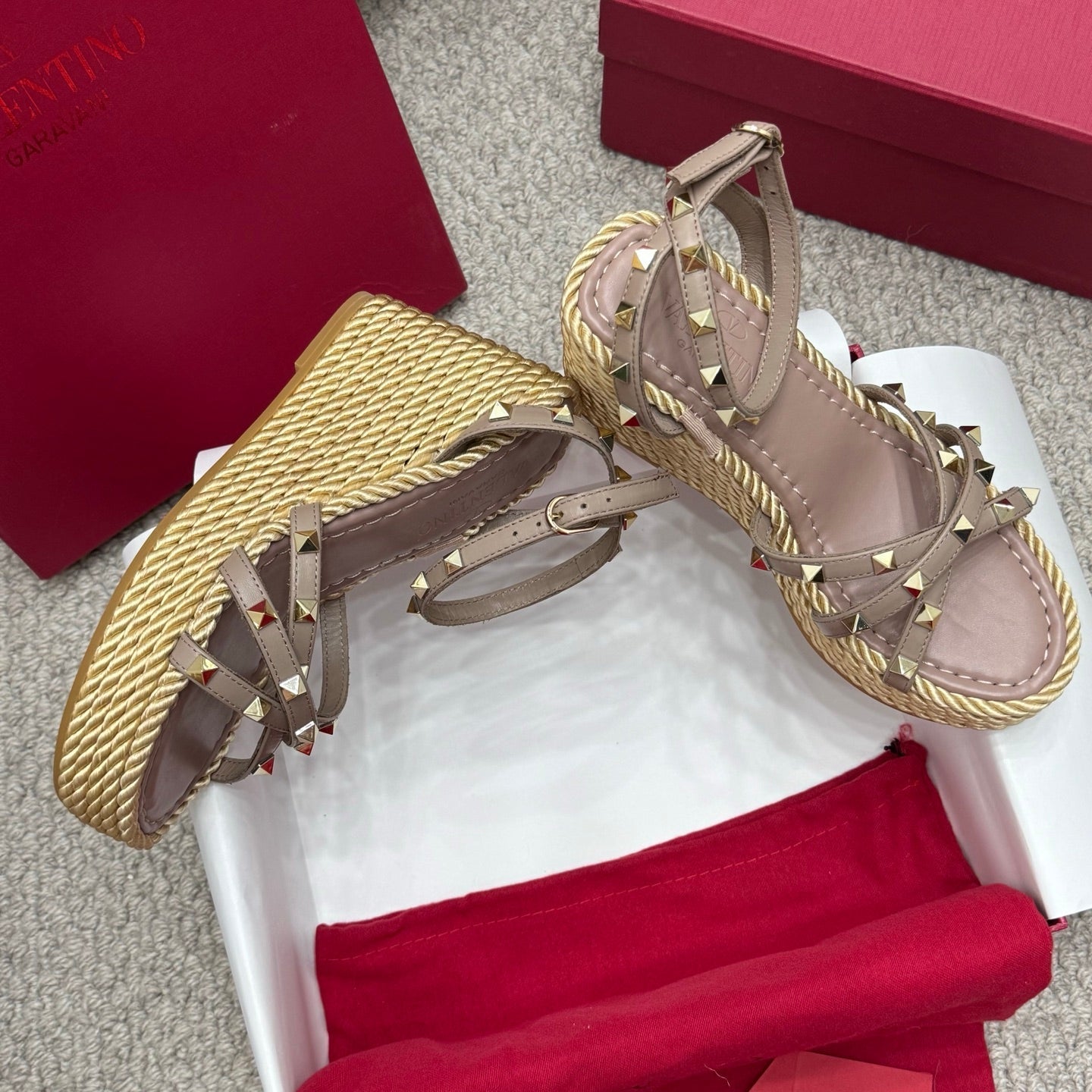 VLTN HIGH WEDGE STUDDED SANDALS 25S 100 MM IN SOFT ROSEWOOD BROWN CALFSKIN