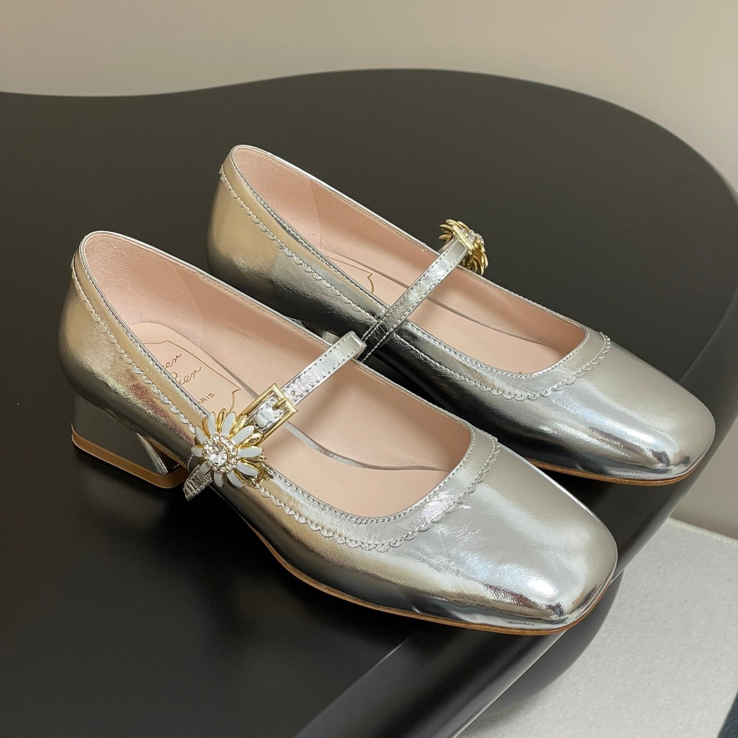 TRÈS VIVIER MARY JANE PUMPS IN SILVER PATENT CALFSKIN
