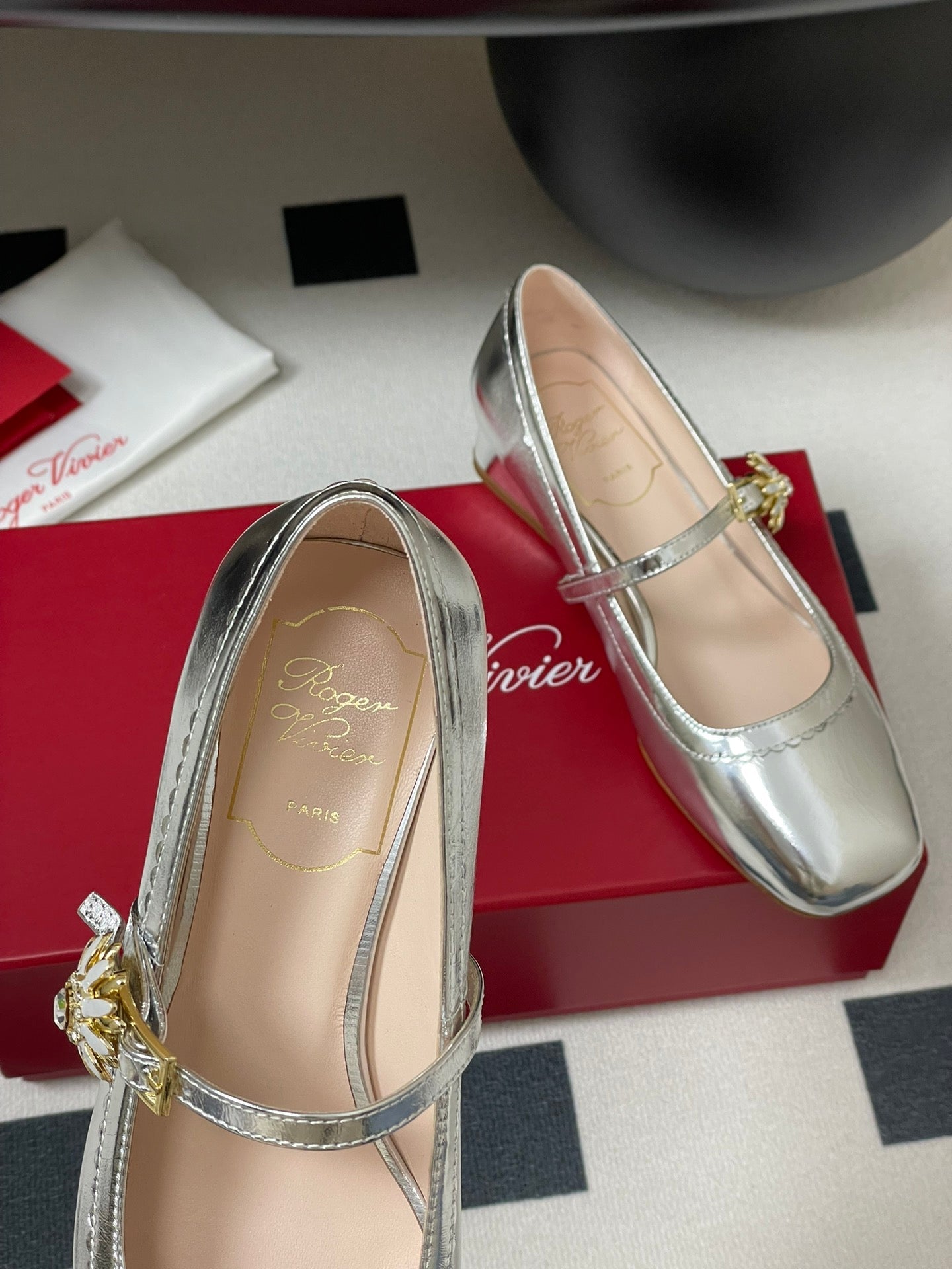 TRÈS VIVIER MARY JANE PUMPS IN SILVER PATENT CALFSKIN