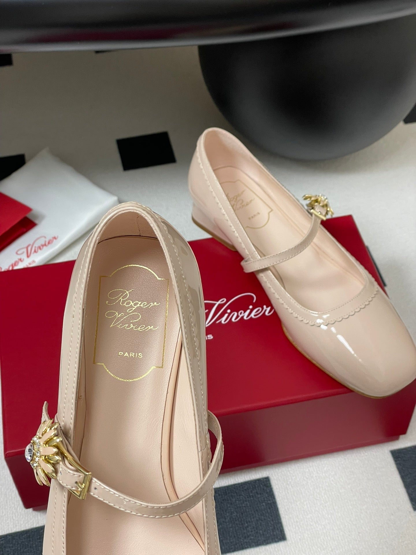 TRÈS VIVIER MARY JANE PUMPS IN BEIGE PATENT CALFSKIN