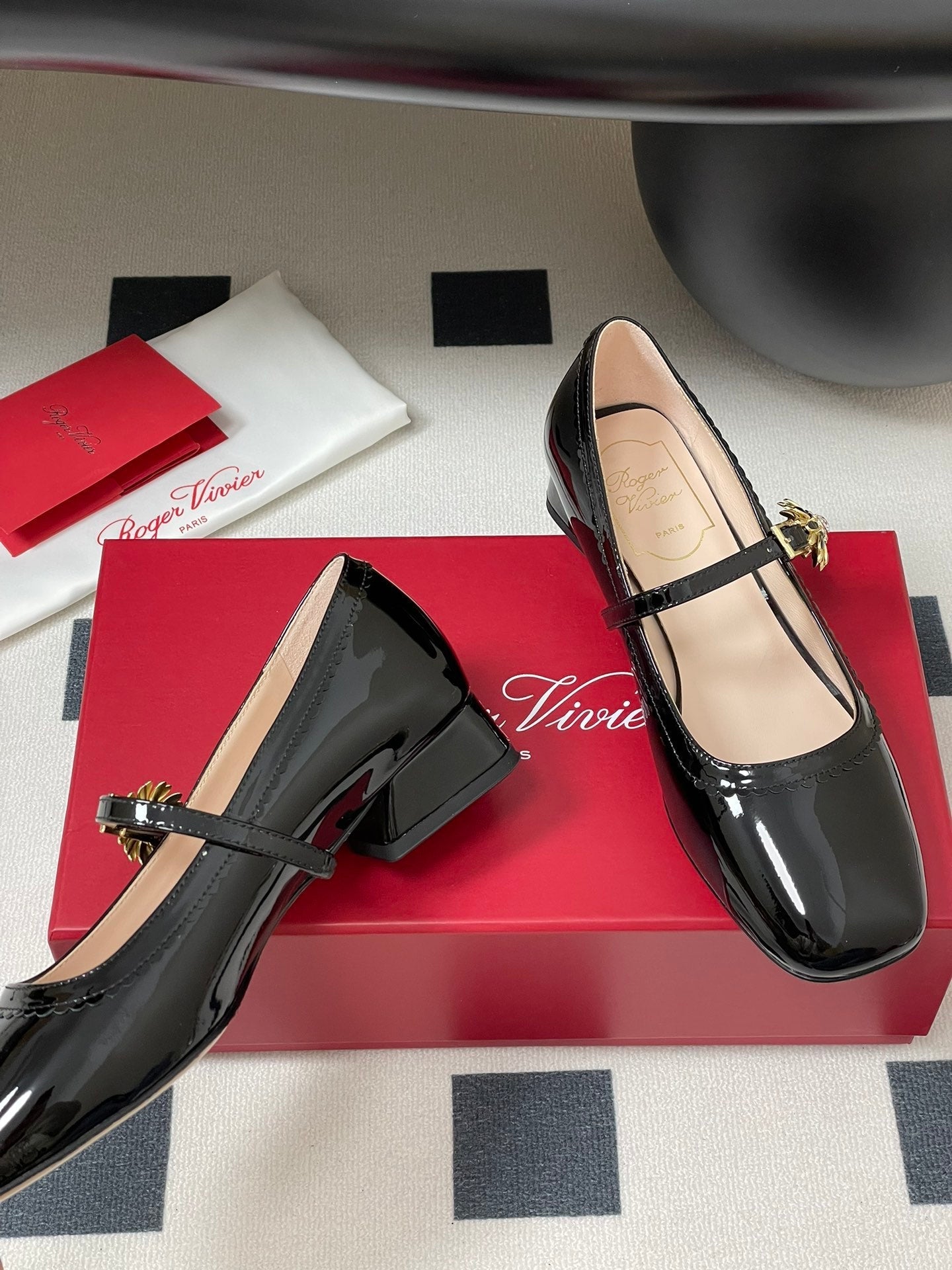 TRÈS VIVIER MARY JANE PUMPS IN BLACK PATENT CALFSKIN