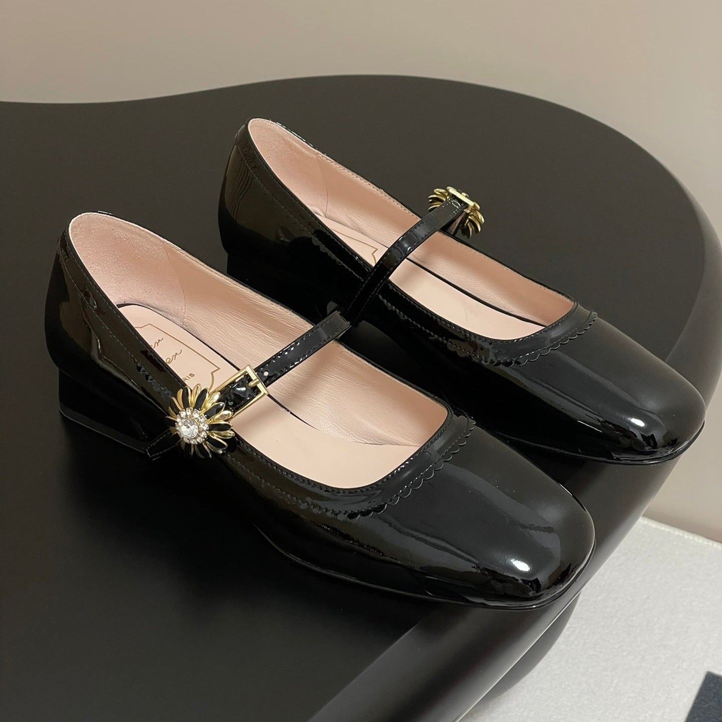 TRÈS VIVIER MARY JANE PUMPS IN BLACK PATENT CALFSKIN