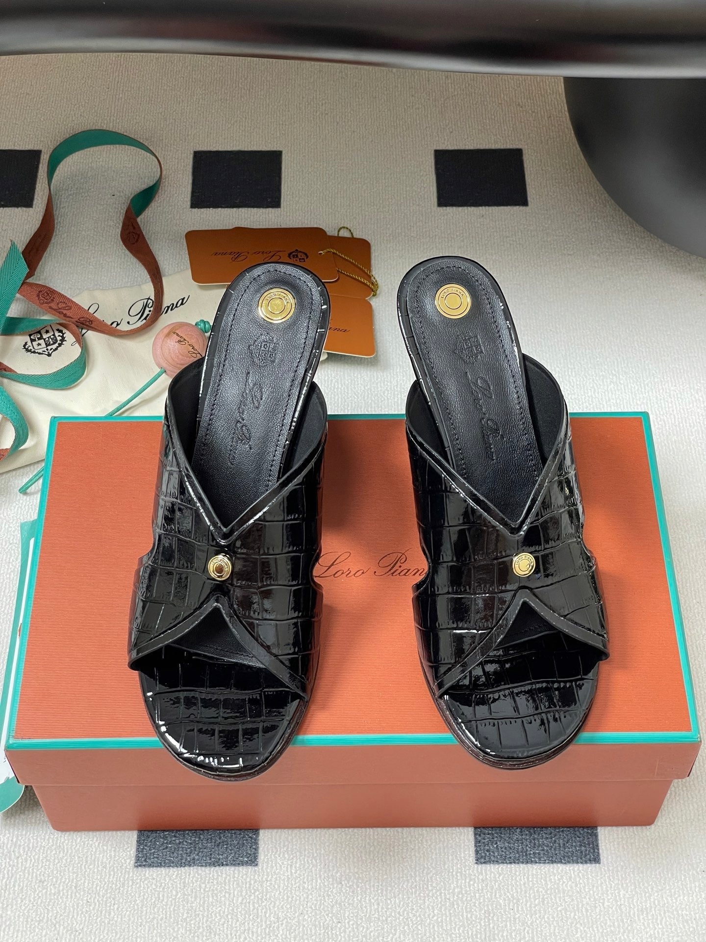 HIGH HEELS 80 MM IN BLACK CALFSKIN SNAKE EMBOSSING