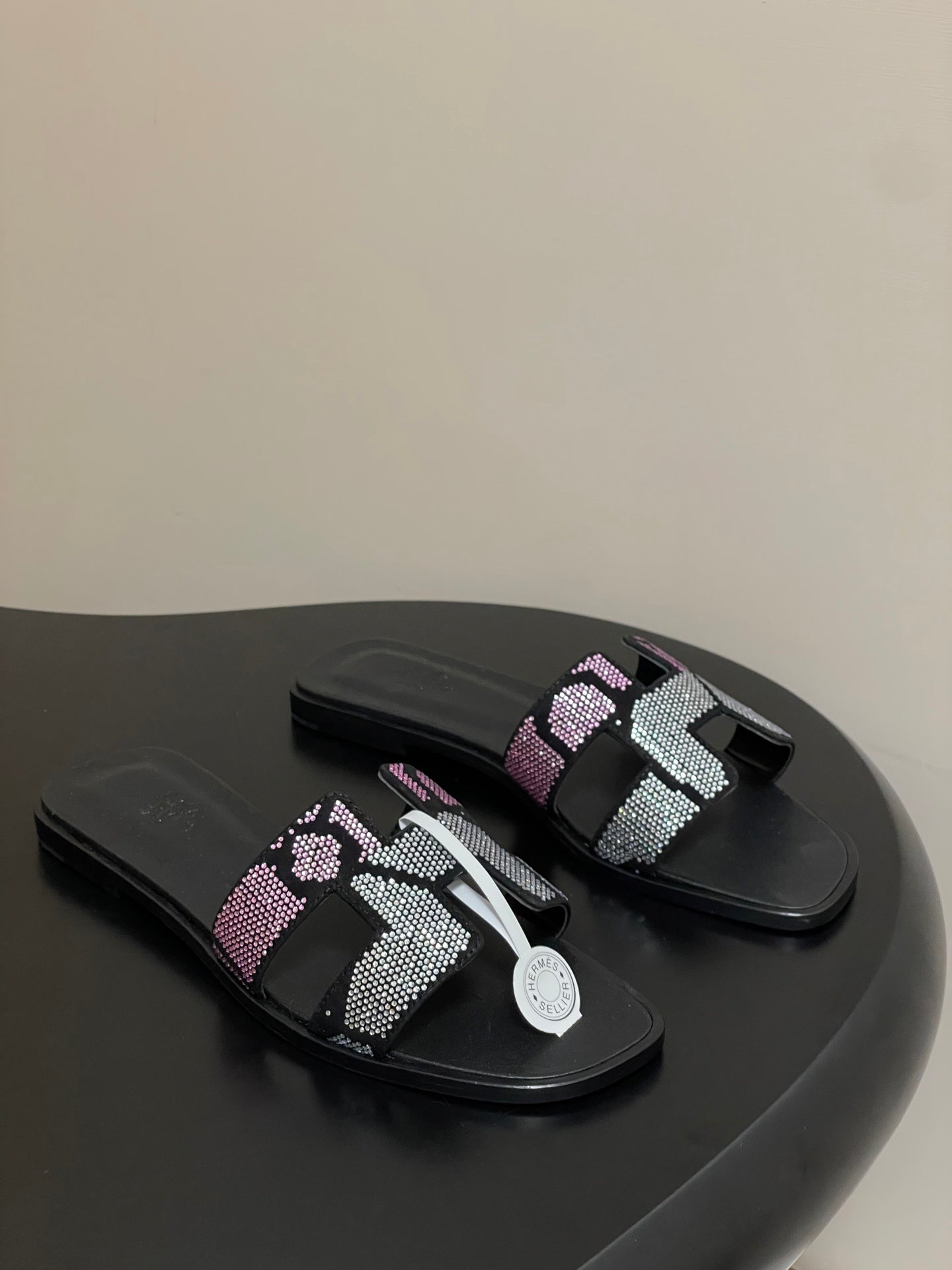 HM 25S ORAN SANDAL IN BLACK LAMBSKIN WITH WHITE MIX PINK STONE DETAILS